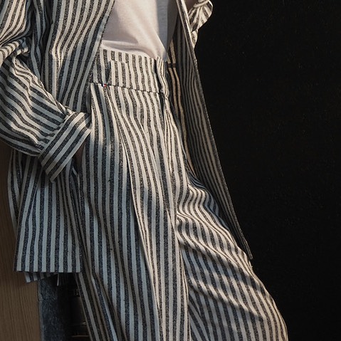 Ensemble June x Simone en bourrette de soie rayé! Bientôt dispo en pré commande!
📸 @jadesidney 🚶🏼♀️ @evabiechy
🏠 @lemoulin_
#summerlook #silk #chemise #surchemise #pantalon #pantalonaplis #madeinfrance #fabriqueaparis #upcycling #fashion #vetements #circuitcourt #modecirculaire