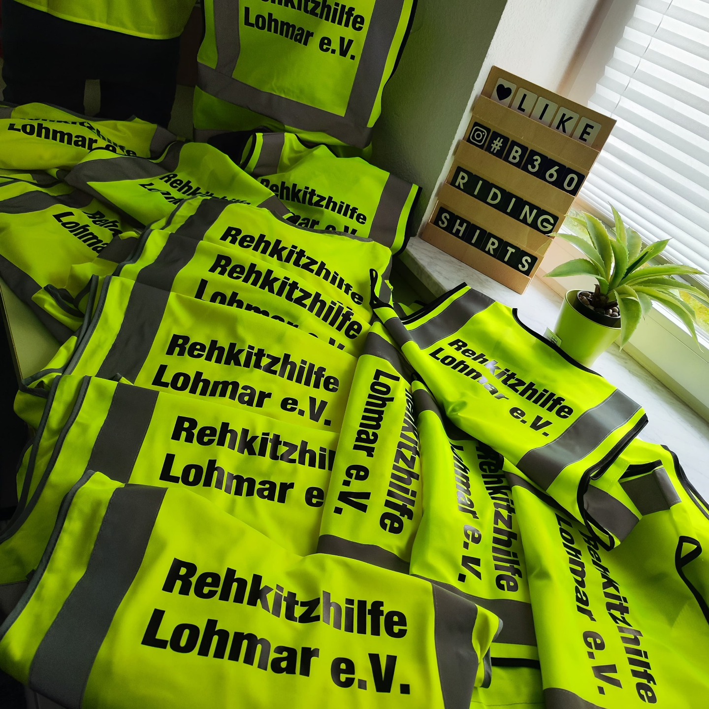 Tue Gutes und rede darüber 😜
Für unsere lieben Freunde von der Rehkitzhilfe e.V. @rehkitzhilfe_lohmar haben wir Warnwesten bedruckt, weil wir diese tolle Arbeit unterstützen möchten. Rehkitzhelfer gehen ehrenamtliche früh morgens auf die Felder, die gemäht werden sollen und suchen dort mit Wärmebild-Drohnen nach Tieren die sich im hohen Gras verstecken, damit sie nicht überfahren werden.
Wenn du diese tolle Arbeit ebenfalls unterstützen möchtest kannst du gerne eine kleine Spende da lassen, wie sagt man so schön...selbst wenn jeder nur 1 Euro gibt...
#ehrenamt #rehkitzhilfe #helfen #tiere #ehrenamtlich #ehrenamtverbindet #unterstützen #rehkitzrettung #spenden #lohmar