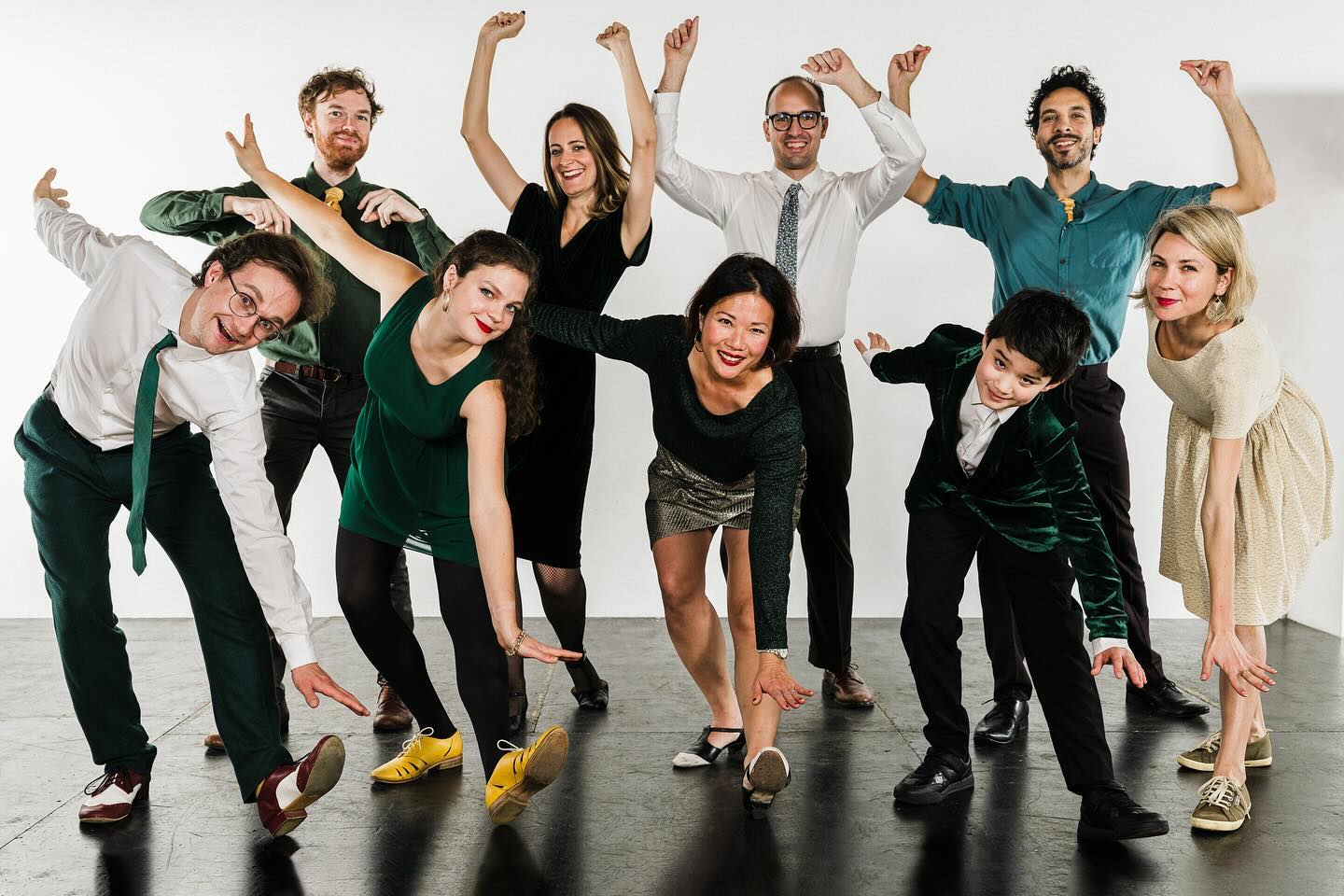 The swingstate 2024 performance team (missing elise 🥲) doing some #JAZZ ! Watch us perform at the @lanternarts Christmas celebration from 1:30-14:00. #solojazz #lindyhop #raynespark. Photo credit @stee_vie_l