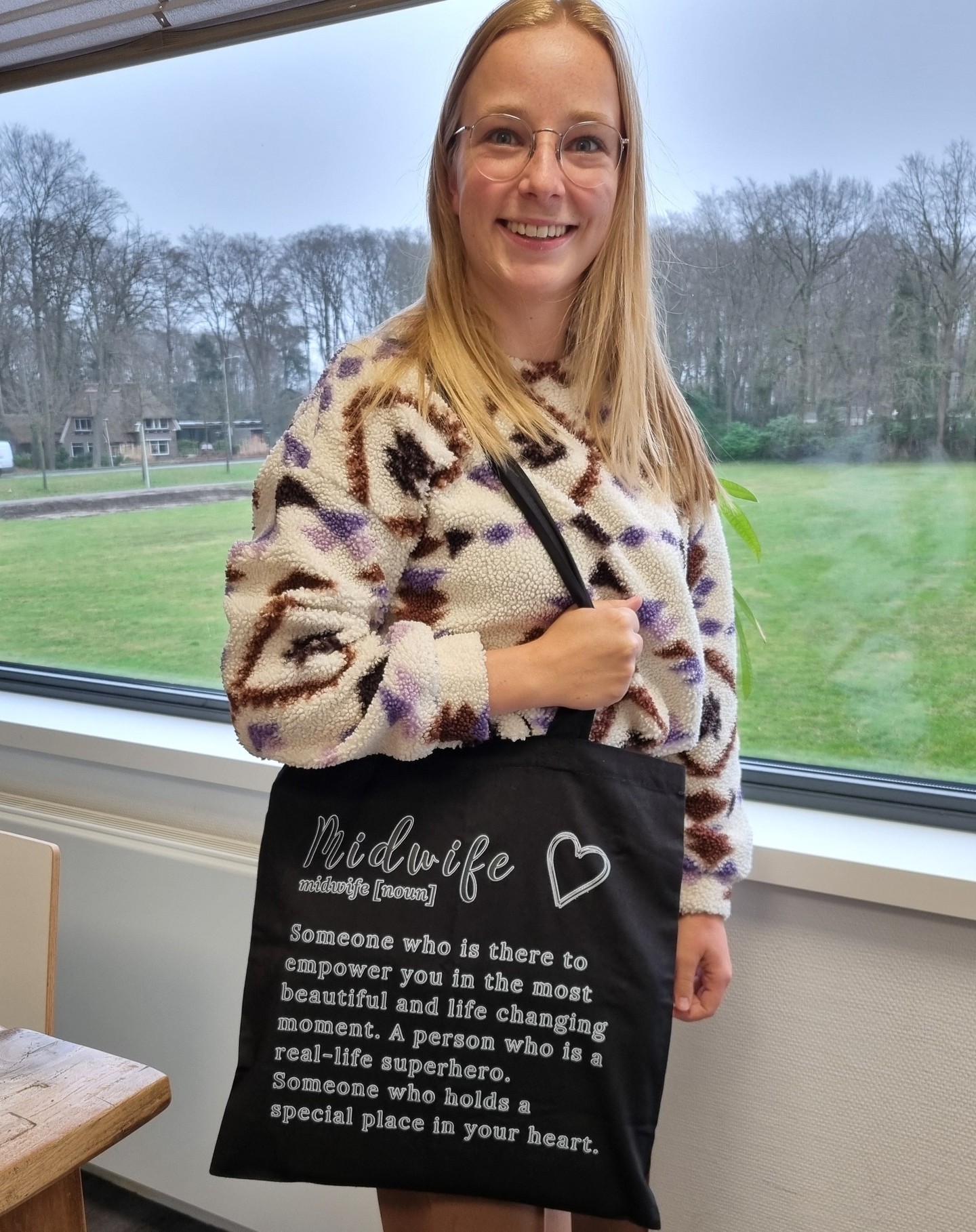 Annemiek liep een week met ons mee voor haar opleiding tot obstetrie verpleegkundige. Hier zie je verloskundige Dorien met een van de tasjes die we kregen als bedankje. Leuk Annemiek! en we zien je op de werkvloer in het DZ