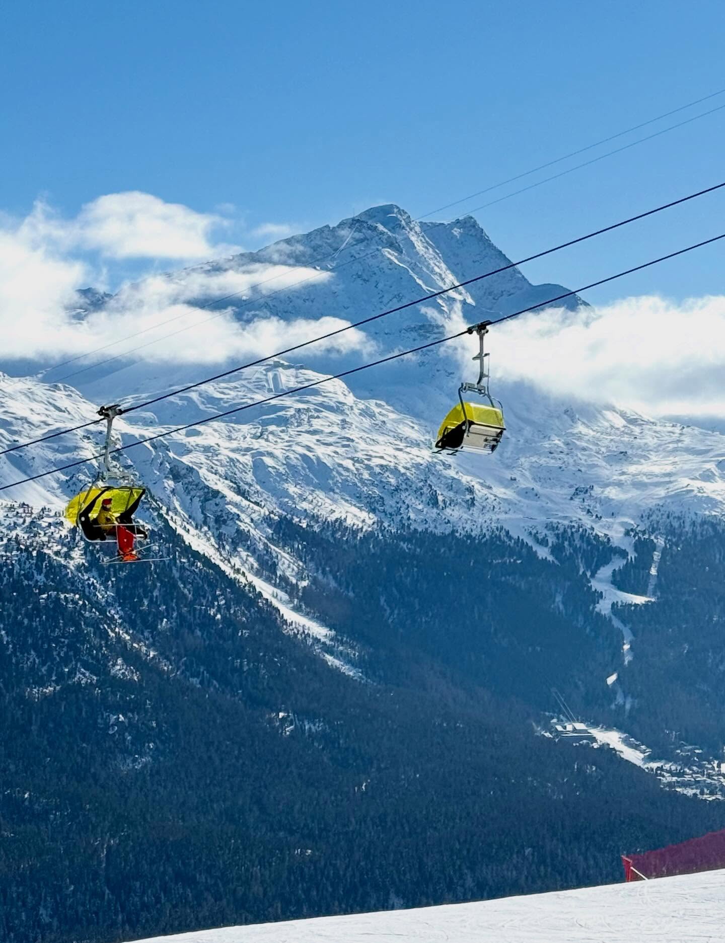 In the yellow bubble #stmoritz #stmoritztopoftheworld #swissalps🇨🇭 #travelbloggers #switzerland @stmoritz