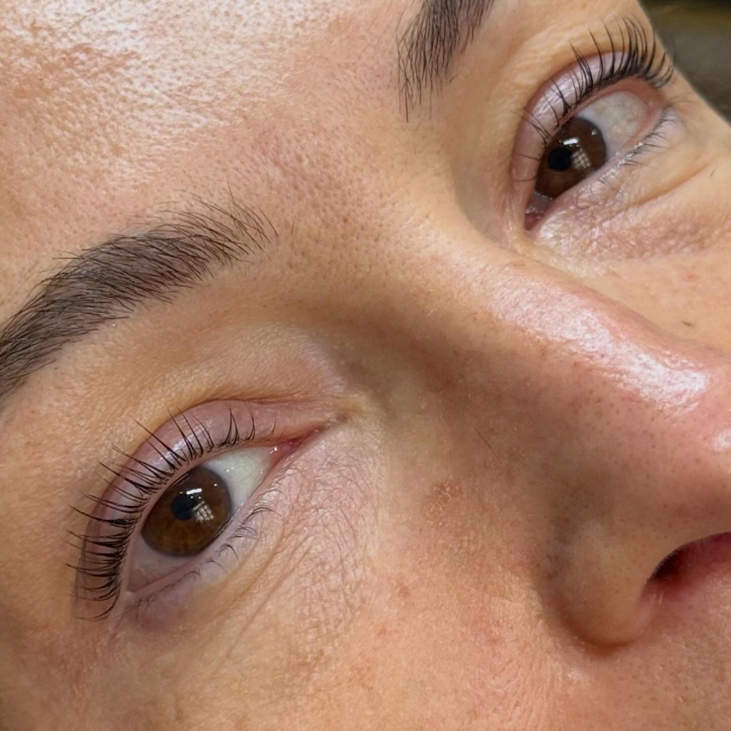 Pour toutes celles qui nous demande la différence avec
✨ Lash lift coréen vs rehaussement classique ✨
Le rehaussement de cils classique courbe les cils pour ouvrir le regard.
Le lash lift coréen, lui, va plus loin : c’est la nouvelle génération du rehaussement.
👉 Rehaussement classique
• effet recourbé
• résultat naturel
• technique traditionnelle
👉 Lash lift coréen (nouveauté)
• relève les cils dès la racine
• effet allongé + lift intense
• soin nourrissant intégré
• brillance et définition supérieures
• résultat plus net et plus sophistiqué
Le lash lift coréen ne se contente pas de courber :
il restructure, soigne et sublime le cil.