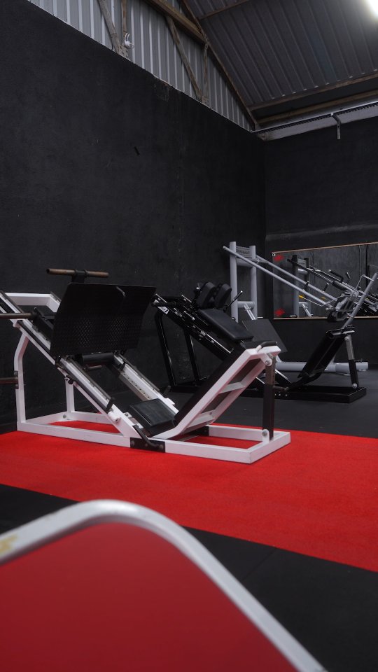 🇺🇸 NEW EQUIPMENT DROP 🇺🇸
Another unicorn secured.
Say hello to the NEBULA 35° Hack Squat
This one was chosen with intent.
The 35° angle gives you that perfect blend of quad dominance and natural movement.
Ultra-smooth sled travel.
Massive load capacity.
Huge footplate for stance variety.
At NEBULA, we don’t bring in equipment just to fill space. Every piece on the floor has to earn its spot. We hunt down rare, elite machines that you simply won’t find in standard gyms — creating an environment where training feels different, heavier, and more intentional from the moment you walk in.
This is exactly that.
We also want to pay our respects to Tom Eilermann, founder of Nebula Gym Equipment. His passion for uncompromising, high-performance machines lives on through pieces like this — and we’re proud to now have this Hack Squat paired on the floor with his most iconic creation, the 35° Leg Press. Another part of that legacy, right here in NEBULA.
Another first for Ireland 🇮🇪