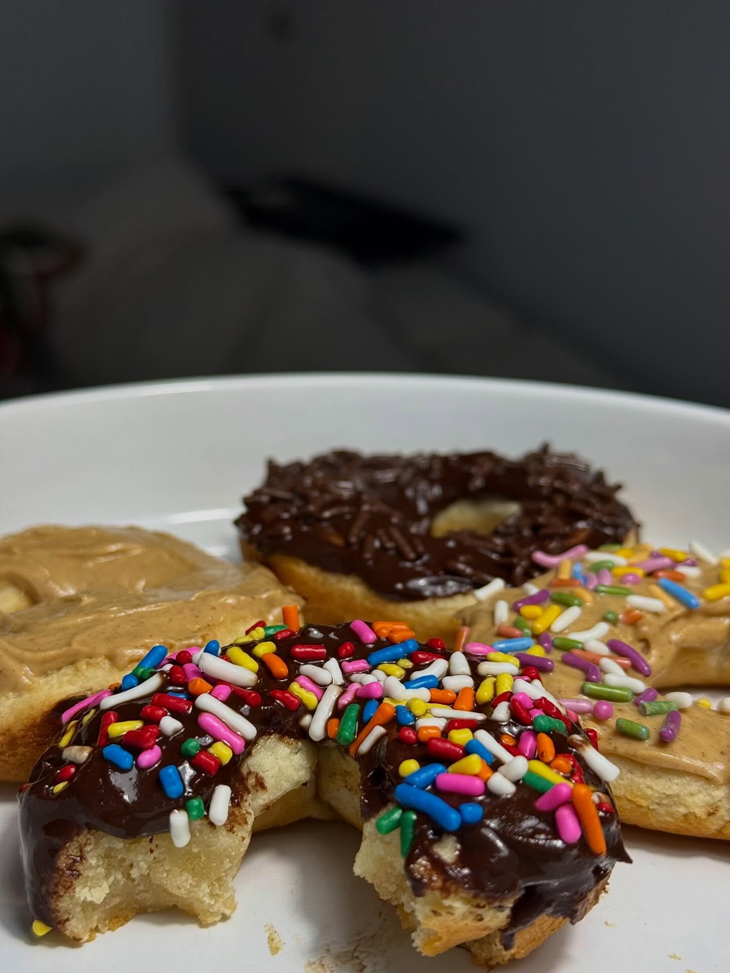 Finally mastered my favorite Drumroll-style cake donuts & you only need 5 ingredients & about 20 minutes. The macro profile is fabulous🤌 link is in my bio!