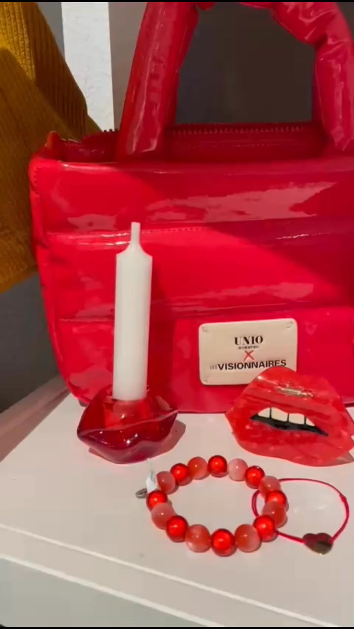 Wenn Liebe eine Farbe hätte, wäre sie definitiv ROT! Diese traumhaften Pieces von UNIQ Hamburg x les VISIONNAIRES haben es mir so angetan – hochglänzend, bold und einfach zum Verlieben!
Von der perfekten Lackleder-Bag bis zu den süßesten Details wie dem Lippen-Kerzenhalter und dem Perlen-Armband – hier stimmt einfach alles. Diese Kollektion schreit förmlich nach Self-Love, Mädelsabend oder natürlich dem klassischen Valentinstag-Date! 💋
Manchmal braucht es einfach diese besonderen Fundstücke, die einen zum Strahlen bringen. Und genau die findet ihr bei Pauline in Worpswede – ein absoluter Geheimtipp für alle Mode-Liebhaberinnen!
Sagt mal, seid ihr Team Rot oder habt ihr eine andere Powerfarbe? Lasst es mich wissen! 👇
📍 Pauline WorpswedeBergstraße 26, 27726 Worpswede
Geöffnet: Die-So 11-18 Uhr
#selflove #valentinstag #lackleder #worpswede #valentinstaggeschenke