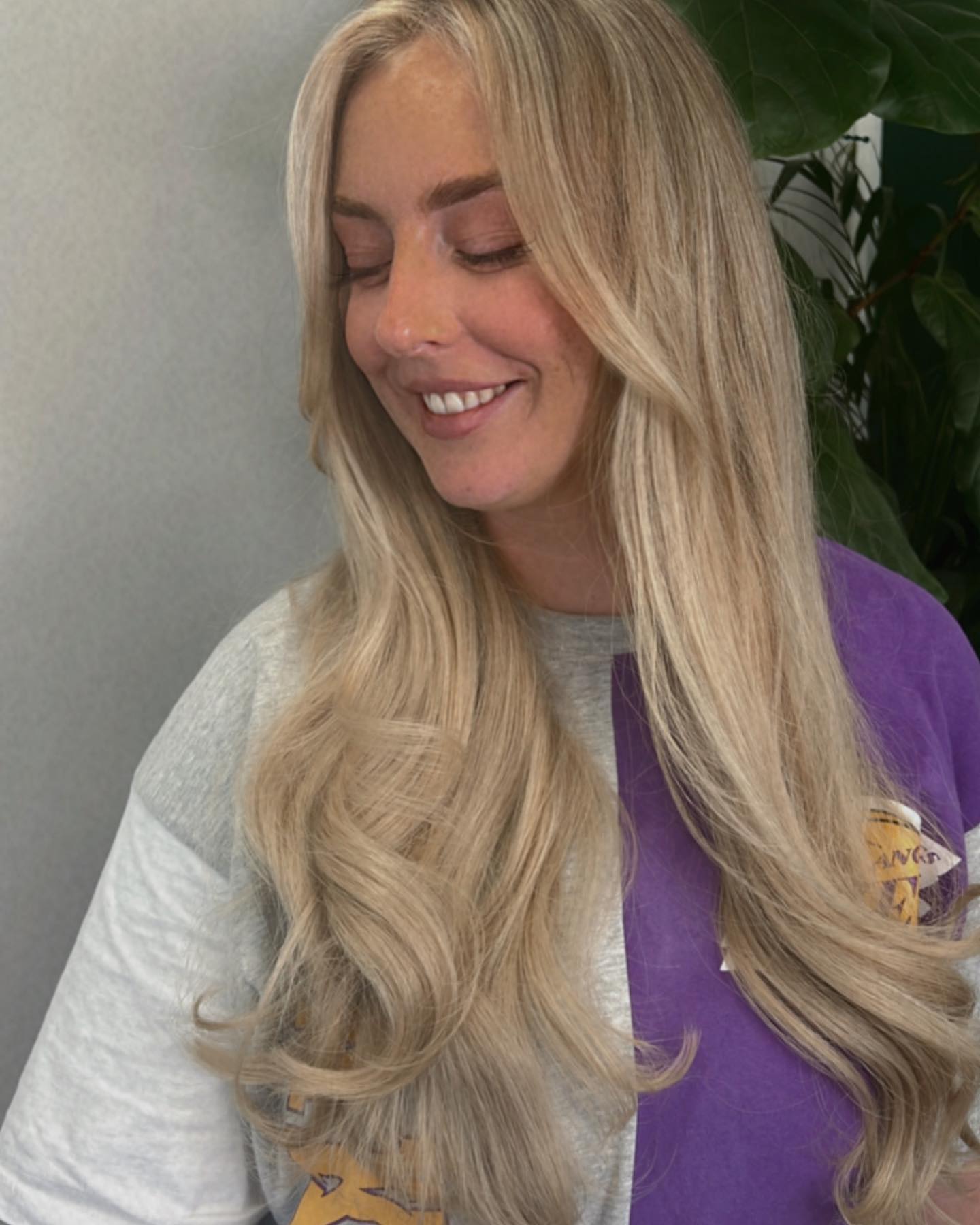 Fresh #moneypiece lighten and #tone for this babe.
This clients has very fine hair and uses hair extensions to add length, volume and also add brightness without damage.
Previously there hadn’t been much colour around the face so at this appointment we lightened up her face-frame using a #basinbalayage technique and toned everything to give this colour a whole new lease of life while still keeping it low maintenance
This service was complete in less than 2 hours.
DM us to freshen your blonde
#nofilter #sydneyhairextensions #sydneyhairdresser #leichhardt #sydneyhair