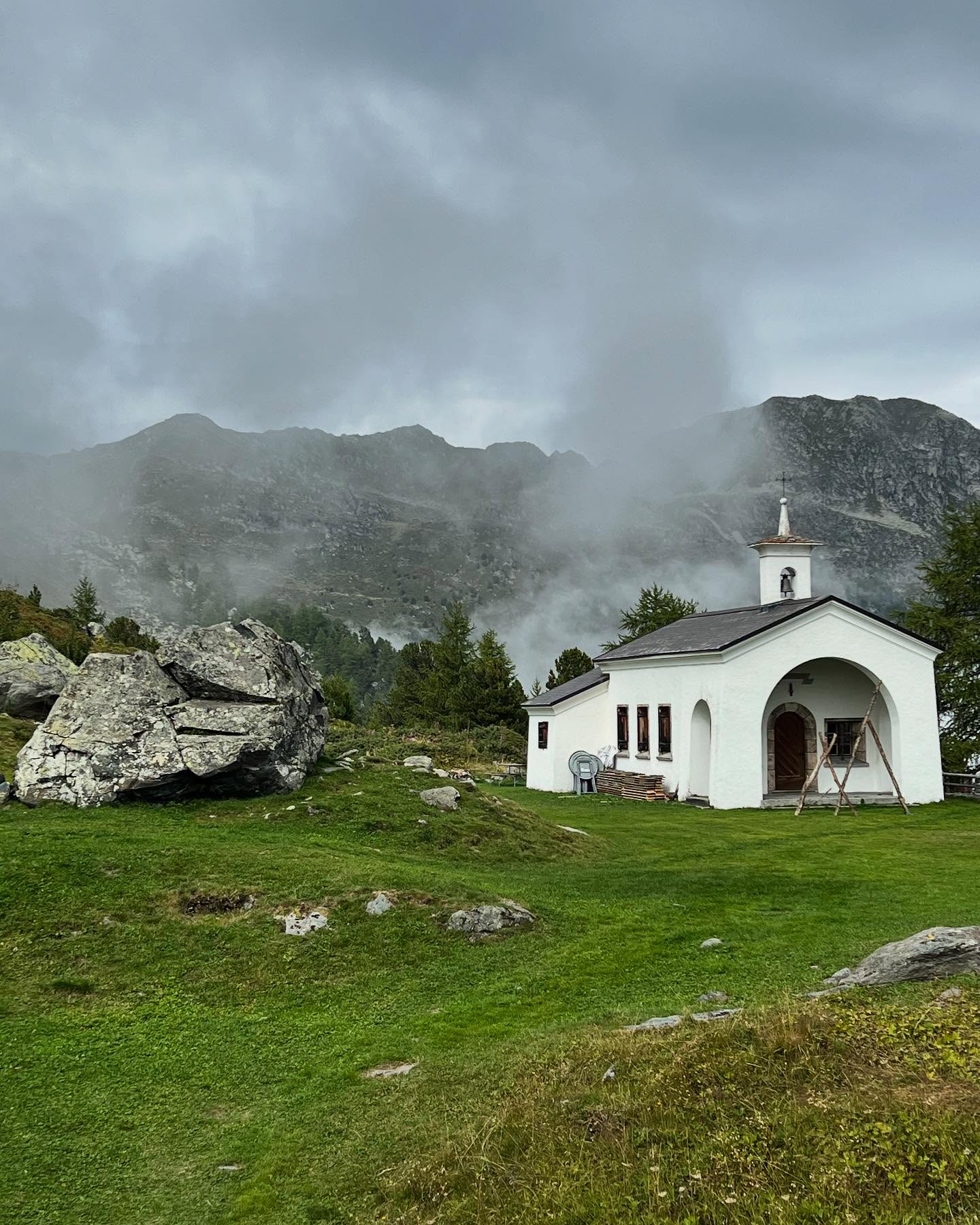 High in the clouds next to Cleuson dam lake, St-Barthélémy Chapel has a panoramic view of the Bernese Alps. Dating back to 1447 and originally a timber structure, it was moved from the small Swiss valley of Cleuson and rebuilt in stone in 1951 by the barricade’s construction workers. Marmots have been spotted here and agile Chamois goat-antelopes scale the dam to lick salt from the wall.
#cleuson #swisschapel #travelwriter #traveljournalist #hikinginswitzerland #hikinginswitzerland🇨🇭#walkkngholiday #switzerland🇨🇭 #switzerland