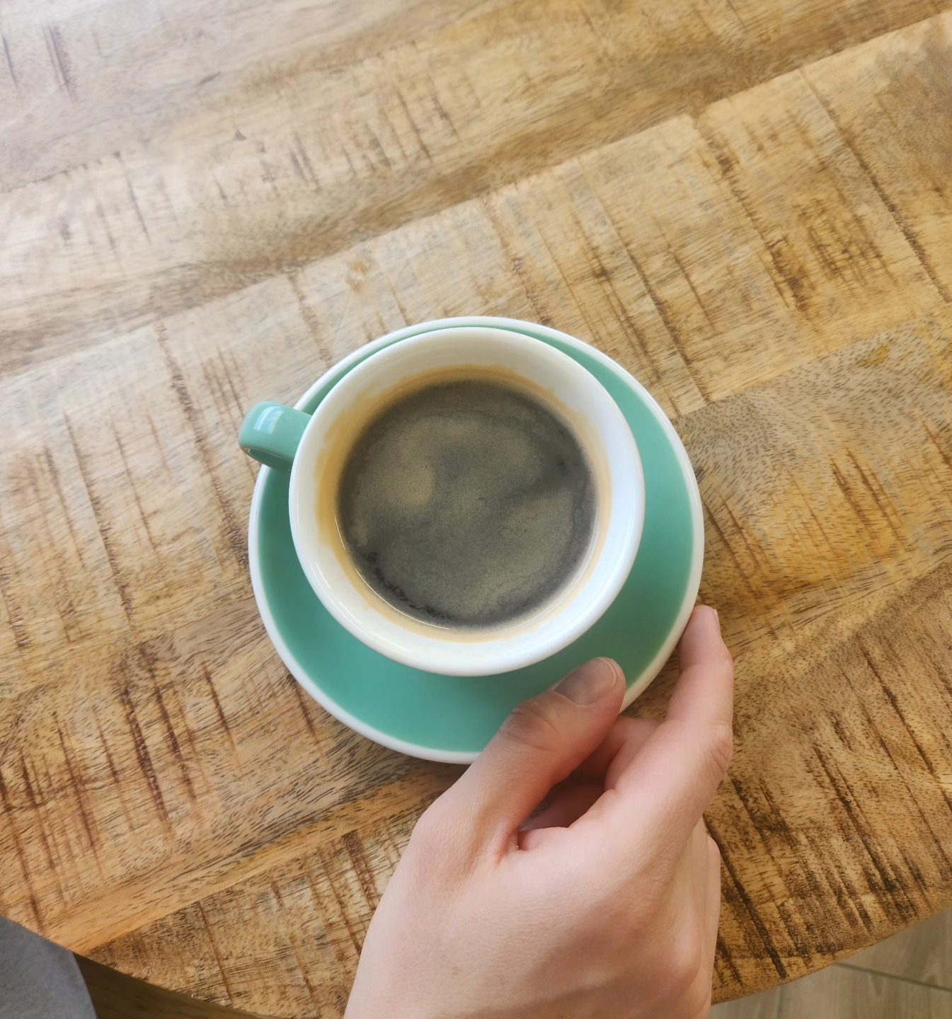 Vis dažniau pastebime, jog esame ne tik paprasta erdvė, kurioje atsigeriama kavos ar įsigyjama kavos pupelių. Esame erdvė, kurioje gimsta labai daug gražių dalykų: susitinka šeimos, kurių vaikai apsijungia žaidime, susitinka įvairių pomėgių žmonės, kurie atranda bendrą ryšį pomėgių bendrume, įvyksta susitikimai, tų, kurie nesimatė jau daug metų🍃
Esame erdvė, kurioje gimsta labai daug gražių dalykų. Kaip ir prieš porą savaičių į mūsų kavinę atvyko šeima, kuri gyvena Anglijoje, moteris lietuvė, vyras australas, puikiai kalbantis lietuviškai. Viso susitikimo metu Hanno su juo prakalbėjo tik lietuviškai, nors abiejų gimtoji kalba yra anglų kalba. Tai viena iš daugelio istorijų, kurios gimsta mūsų erdvėje. Kartais atrodo, kad kava yra puikus pretekstas mums visiems susitikti, o gera kava tuos susitikimus padaro maloniais, suteikiant džiaugsmą dalintis, tai kas mums patinka bei ką vertiname🕊
Šiandien dirbame iki 16:00 val, turime Friand'o desertų -visi labai laukiami🌱
#šviežiakava
#kavosskrudintojai