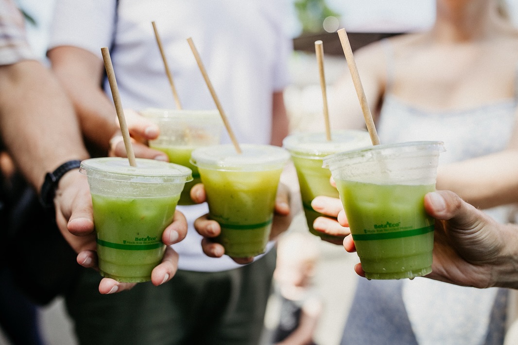 We love using fresh organic veggies from @thrivingfoodsfarm for our juices at @farmersmarketcoburg @farmersmarketalphington and @elthamfarmersmarket !!
This Saturday we will also be featuring:
Fresh mint from our friends @ozfreshherbs at @farmersmarketcarlton!
Beautiful organic Parsley from @spring_creek_organics at Woodend @farmersmarketsmrsg and (for our first time) at @bonbeachfarmersmarket !!
See you at one of our markets this week!💛☺️🍋