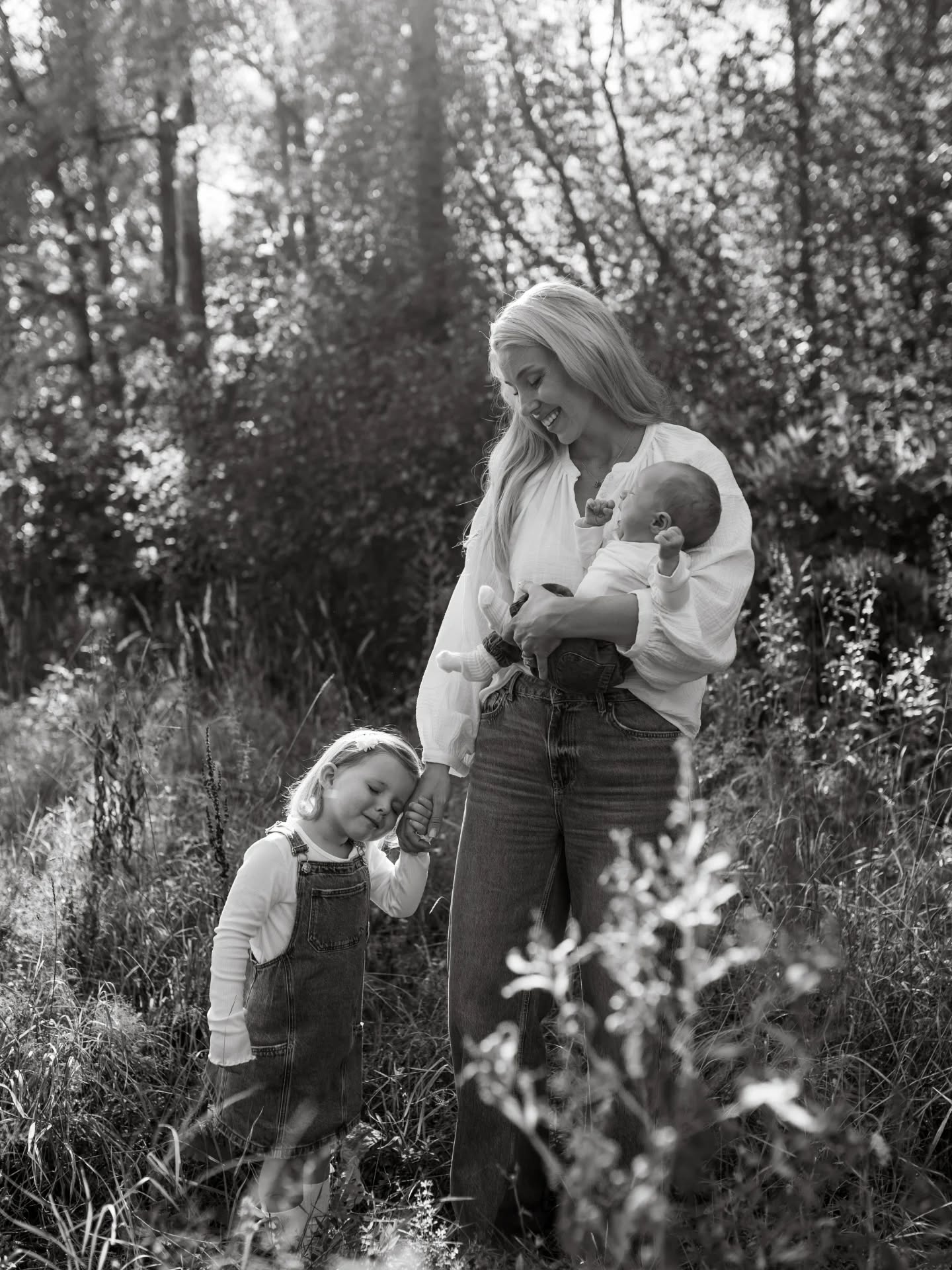 Tänk att det här snart är här igen! 😭😍
Tänk dig att kvällssolen värmer och koltrasten precis börjat sjunga sin kvällsmelodi. Ni och barnen är pirriga av nerver efter förberedelser och förmaningar. "Lyssna på Johanna nu när vi kommer fram. Spill inte på tröjan... dra inte av dig toffsarna! Reta inte din lillebror!! " Middagen i magen och äventyrskänsla när kvällsrutinen blivit utbytt till något ovanligt. Gpsen visar er till en äng där solen dansar i det höga gräset och där står jag och väntar. 🙌📸
Efter några nervösa barnleenden kan ni andas ut. En timme följer där ni får uppleva magin av frid tillsammans. Lek, bus och mys på ett sällsamt, ovanligt sätt. "Undrar om det blev en endaste fin bild... vi lekte ju bara...😅"
Några dagar senare kommer ett mail med ert noggrant redigerade urval av bilder. Tänk att den stunden, som barnen kommer komma ihåg länge (och ni föräldrar för alltid 😍), resulterade i detta! ♡
Har du läst såhär långt kan du se det som ett tecken att det är dags att boka er familjefotografering för i sommar! 🙌 Jag finns här med min trygghet och varma nyfikenhet för er och era barn. Hör av dig! ♡
#familjefotografstockholm
#mammaliv
#fotografstockholm #familjefotografering #föräldraskap
