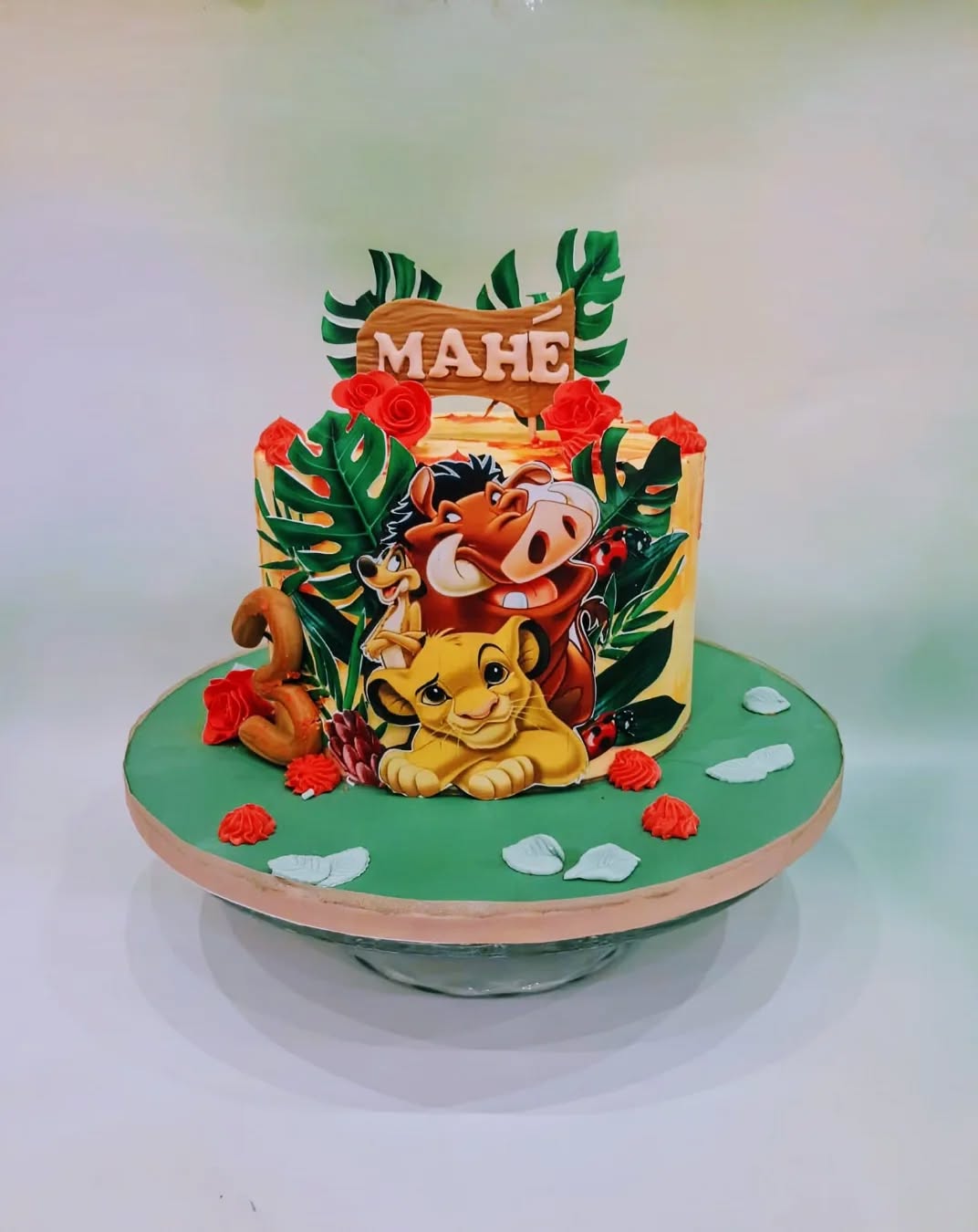 La cliente voulait offrir un gâteau personnalisé pour la toute première fois.
Une seule envie : un univers Disney… et surtout Le Roi Lion, le grand amour de son petit garçon 🦁💛
On est donc partis sur un thème unique, pensé pour être à la fois fort visuellement et magique.
Et parce que le sur-mesure, ce n’est pas qu’une question d’esthétique :
👉 sans lait de vache,
👉 avec beaucoup de framboises, parce que c’est son fruit préféré.
Résultat : un gâteau créé spécialement pour eux, avec des recettes adaptées aux intolérances, sans compromis sur le goût ni sur la magie ✨
Chez La Perle Rare, chaque détail compte.
S’adapter, écouter, créer du unique : c’est ça, le vrai luxe du sur-mesure.
.
.
.
Roi Lion. Gâteau sur-mesure. Layer cake. Gâteau personnalisé. Simba. Lyon. Oullins.