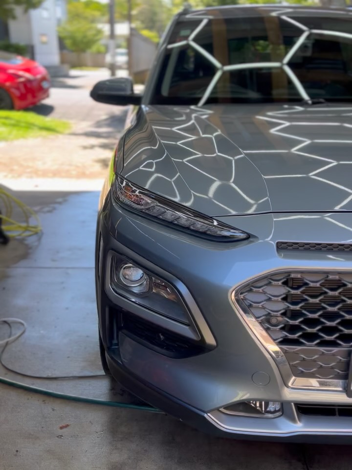 This Hyundai Kona just received a full detail and wow…
Metallic paint absolutely glowing, insane reflections and that fresh-out-the-dealership feel.
Never shined like this before — brand new again 🚗💎