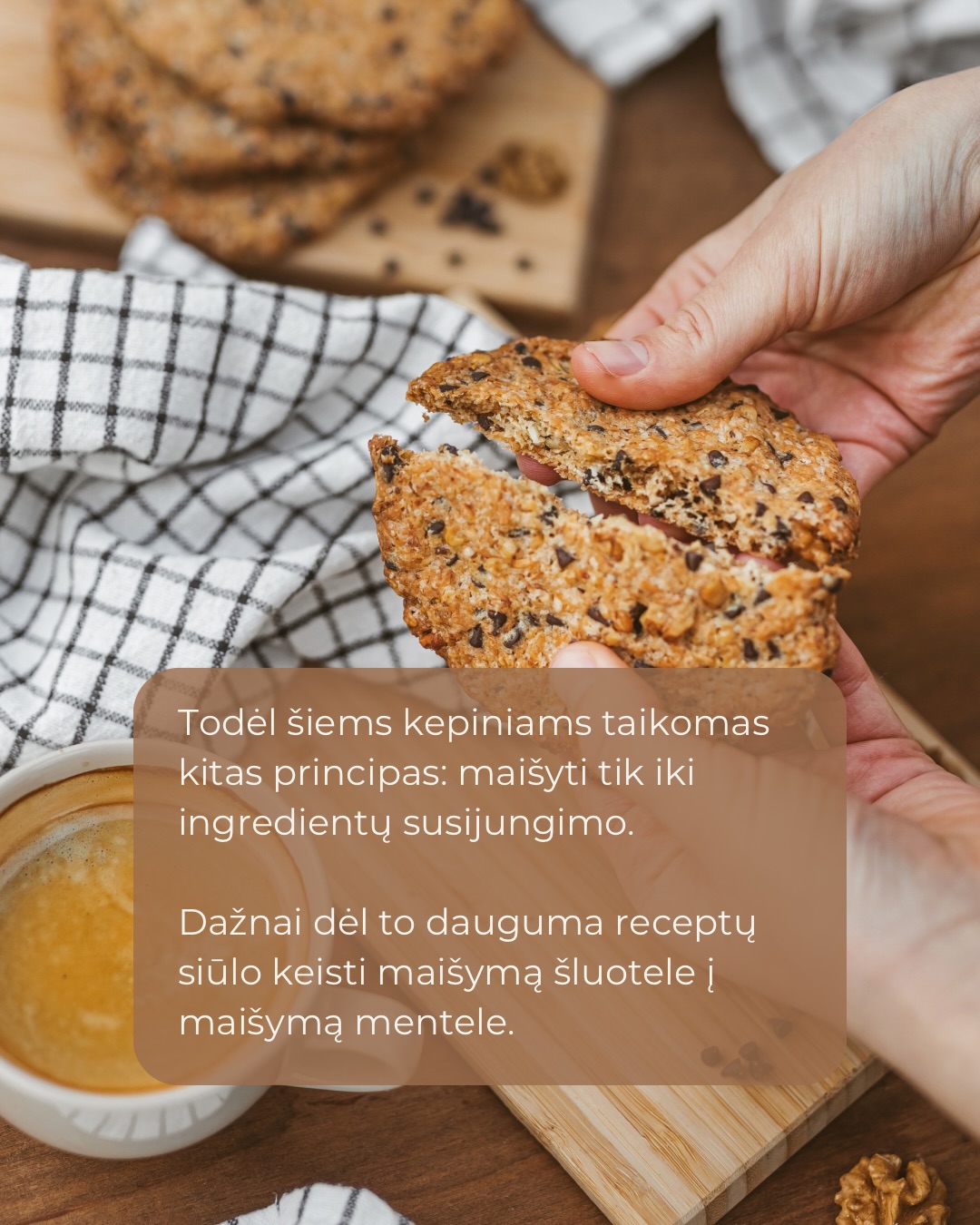 Ingredientus išmaišyti svarbu, bet ilgesnis maišymas ne visada reiškia geresnį rezultatą.
Kuo daugiau maišome, tuo glitimo tinklas tampa stipresnis. Duonai tai – privalumas. Kai sausainiams, keksiukams ar blynams – dažnai jau per daug.
Todėl kai kuriems kepiniams svarbiausia sustoti laiku. Ne tada, kai tešla atrodo „tobula“, o tada, kai ingredientai jau susijungę.
O jūs ar laikotės šios rekomendacijos, kai randate receptuose?