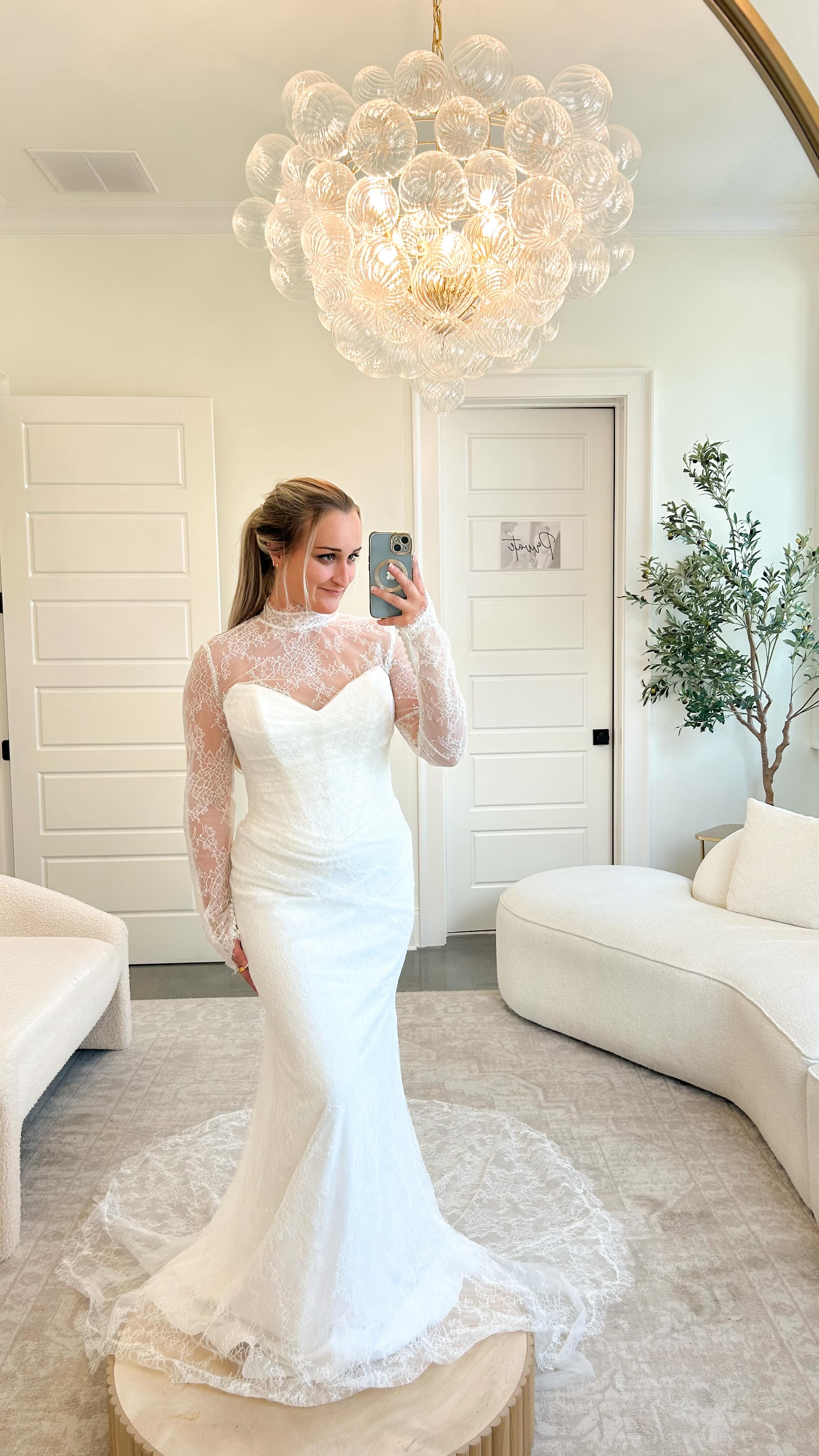 Classic lace, but make it versatile 🤍
A fitted lace silhouette that hugs in all the right places, plus a removable high neck lace jacket for two totally different looks. Ceremony elegance, reception glow up.
Try it on at @senoiabridal and see which version feels most like you.
#LaceWeddingDress #FittedWeddingDress #LongSleeveWeddingDress #BridalStyle #SenoiaBridal