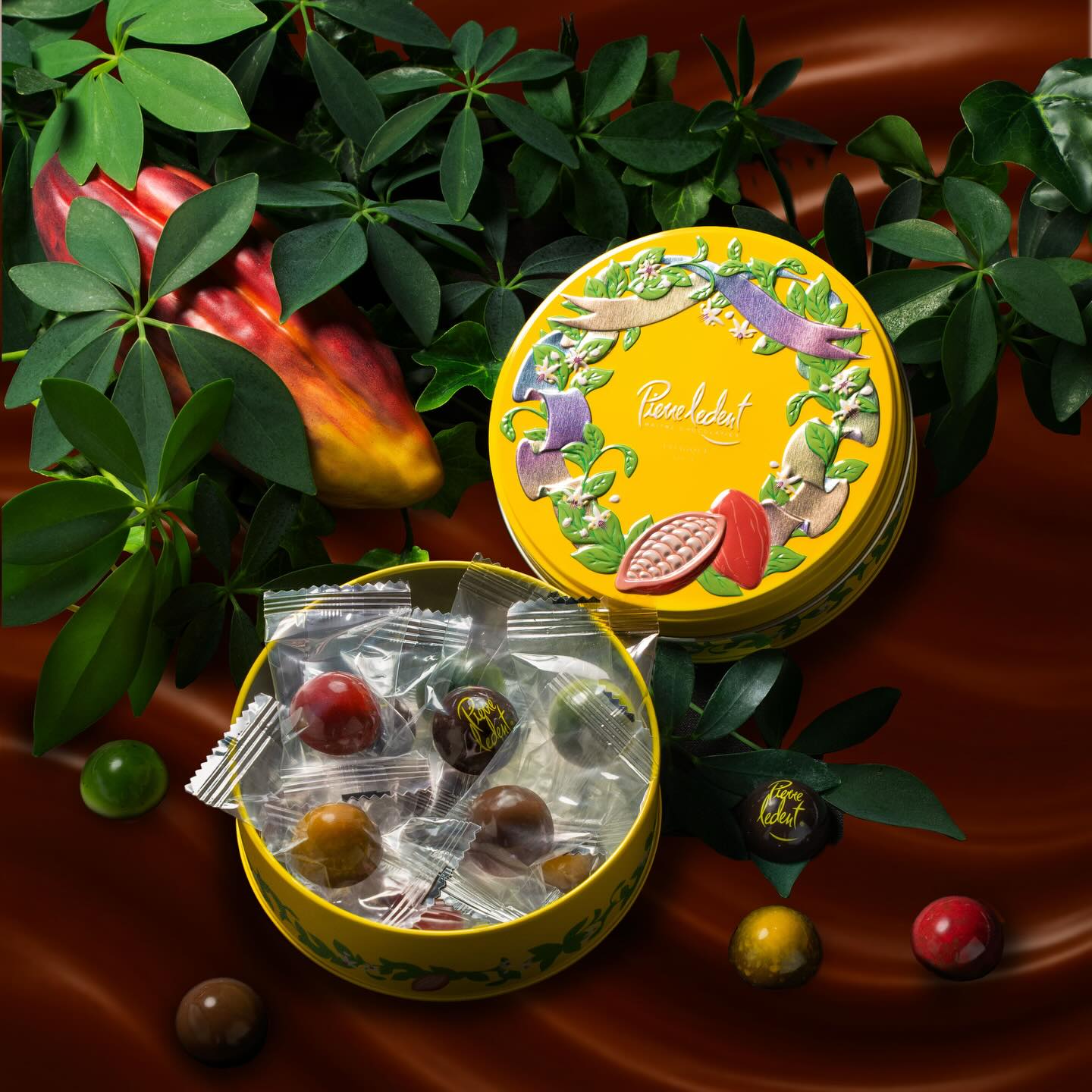 .
ボナペティボン神楽坂限定🌟
Petit Chocolat Soleil
プチ ショコラ ソレイユ 12個入
一粒ずつ丁寧に包まれたショコラを、
愛らしい小さな缶に詰めた限定ボックス。
なめらかな口どけと、奥行きのある味わい。
ひと口ごとに、やわらかな余韻が広がります。
ソレイユの名のとおり、小さな太陽のように心を明るくしてくれる存在☀️
#ピエールルドン #チョコレート