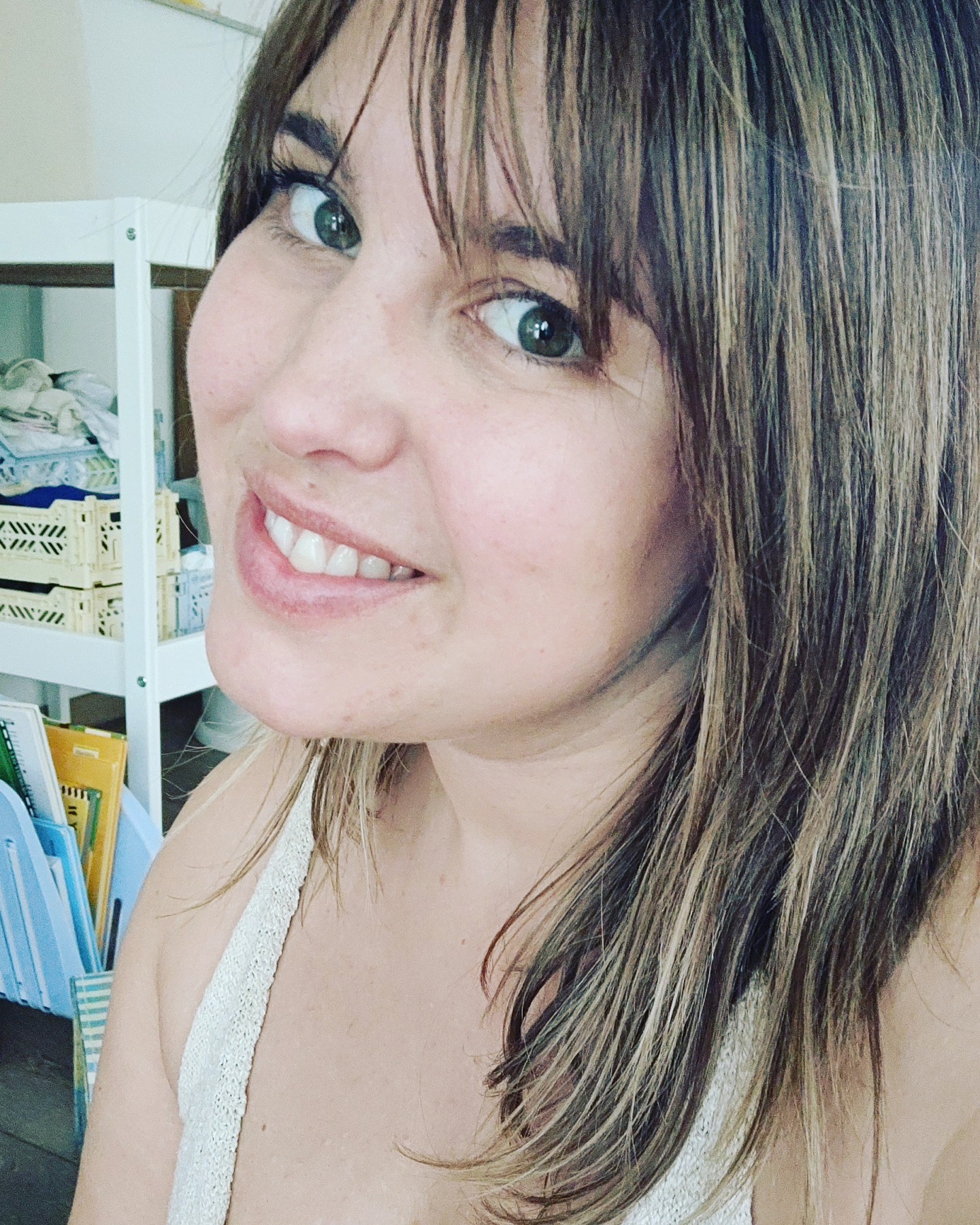 Hai, ik ben Lynn.
Make-up artist, droogkapper en schoonheidsspecialiste — maar boven alles iemand die graag werkt met rust, zachtheid en oprechte aandacht.
Ik werk 1-op-1 in een rustige setting, waar jij gewoon even mag zijn. Geen drukte, geen moeten.
De laatste tijd ben ik stilletjes aan het voelen en herontdekken wat ik écht wil met Cocon. Wat past bij mij? Wat wil ik geven?
Die nieuwe visie begint stilaan vorm te krijgen, en ik neem je graag stap voor stap mee in dat verhaal.
Blijf dus gerust hangen — er groeit iets moois.
#coconmoment #slowbeauty #holisticbeauty #2800love #mechelenbeauty #mechelensalon #1op1behandeling #droogsnit #natuurlijkemakeupproducten #pureaandacht #zelfzorgmoment #makeuptime #tijdvoorjezelf #skıncareroutine #beautywithintention #vrouwenvanbalans #cleanskincare #bewustwerken #schoonheidssalon