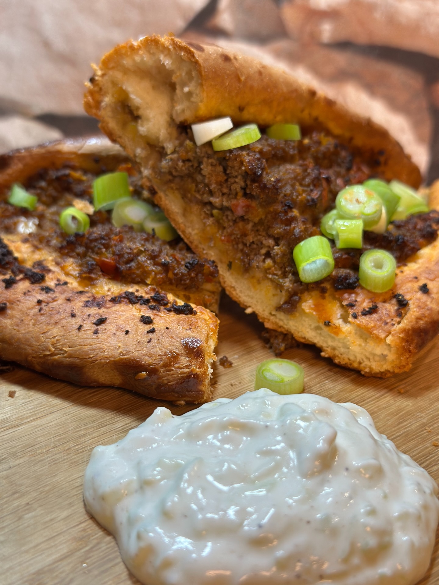 🔥 Etli Pide – türkische Teigschiffchen mit würzigem Rinderhack 🔥
Außen goldbraun & fluffig, innen saftig, würzig und einfach zum Reinbeißen 🤤
Diese Etli Pide bringen echtes Street-Food-Feeling direkt aus dem Ofen auf den Tisch.
Der weiche Pideteig wird liebevoll zu kleinen Schiffchen geformt, gefüllt mit einer aromatischen Mischung aus Rinderhack, Paprika, Tomaten, Zwiebeln und orientalischen Gewürzen 🌶️🍅
Nach dem Backen noch Frühlingszwiebeln obendrauf – und fertig ist pures Soulfood ❤️
Perfekt für gemütliche Abende, zum Teilen… oder ganz egoistisch nur für dich 😌
👉 Mein Tipp: Warm servieren und am besten direkt aus der Hand genießen!
🛒 Zutaten – Etli Pide (ca. 8 Stück)
Für den Pideteig:
• 100 g Milch
• 100 g Wasser
• ½ Würfel Hefe (ca. 20 g)
• 10 g Zucker
• 150 g Joghurt (3,5 % Fett)
• 450 g Mehl (+ etwas zum Bemehlen)
• 110 g Olivenöl
• 1 TL Salz
• 1 Eiweiß
• 1 Pck. Backpulver
Für den Belag:
• 300 g Hackfleisch (Rind oder Lamm)
• 100 g Zwiebeln
• 1 rote Spitzpaprika
• 1 grüne Spitzpaprika
• 150 g Tomaten
• 30 g Olivenöl
• 15 g Biber Salçası (Paprikapaste)
• 1½ TL Salz
• ¼ TL Pfeffer
• 2 TL Paprika rosenscharf
• 1 TL Thymian, getrocknet
Zum Bestreichen & Garnieren:
• 1 Eigelb
• 1 EL Joghurt
• 1 EL Schwarzkümmel
• 4 Frühlingszwiebeln
#mazensbbq #etlipide #pideliebe #türkischeküche #soulfood
selbstgemacht ofenglück foodliebe sonntagsessen
comfortfood homecooking foodporn 😍