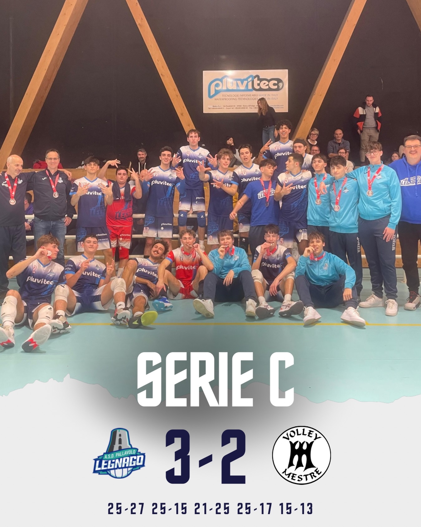 Serie C Pluvitec Volley Legnago – Mestre 3-2
Vittoria al tie-break nel recupero contro Mestre, in una gara in cui non siamo riusciti a esprimere al meglio il nostro gioco. Siamo scesi in campo con poca continuità e diversi errori individuali hanno permesso agli avversari di restare sempre in partita.
Nonostante le difficoltà, i ragazzi hanno avuto il merito di restare uniti e lottare fino all’ultimo punto, portando a casa una vittoria comunque importante. Un risultato che ci lascia spunti chiari su cui lavorare, anche se il passo falso ci costa il primo posto in classifica.
Dopo il match, spazio anche alla presentazione della nostra Under 19, reduce da uno splendido percorso chiuso con il 3° posto regionale 🏆: un traguardo che dà valore al lavoro del settore giovanile e a tutta la società.
#asdpalavololegnago