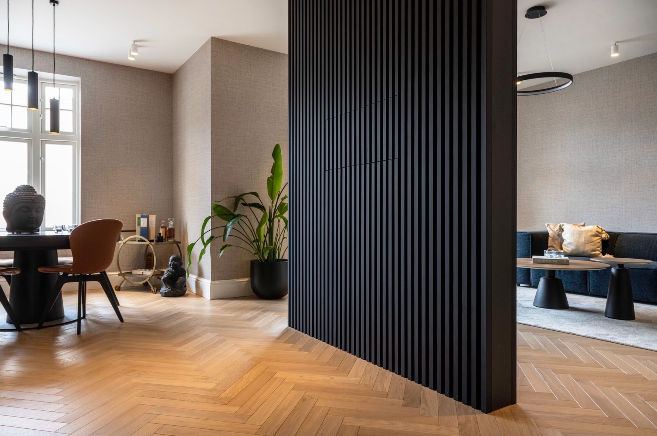 Ahşabın büyüsü sadece zeminlerde kalmaz.
Oslo'daki bu modern evde mimar, ahşabı duvar ve tavanlara da taşıyarak mekâna bütüncül bir dinginlik kazandırmış.
Hakwood Pure yüzeyleri; doğal dokuyu, sıcak tonu ve incelikli detayları her yüzeyde hissettiren tek bir atmosfer yaratıyor.
Bu proje, ahşabın geleneksel rolünün çok ötesine geçip mekânın karakterini nasıl şekillendirebildiğinin güçlü bir örneği.
Ağaç Cinsi: Meşe
Ürün: @hakwood Pure
Project: Ebony Harmony
Photography: Rekyl Foto
Location: Oslo
#wooddesign #oakwood #interiordesign #woodsurfaces #architectureinspiration #hakwood #naturalmaterials