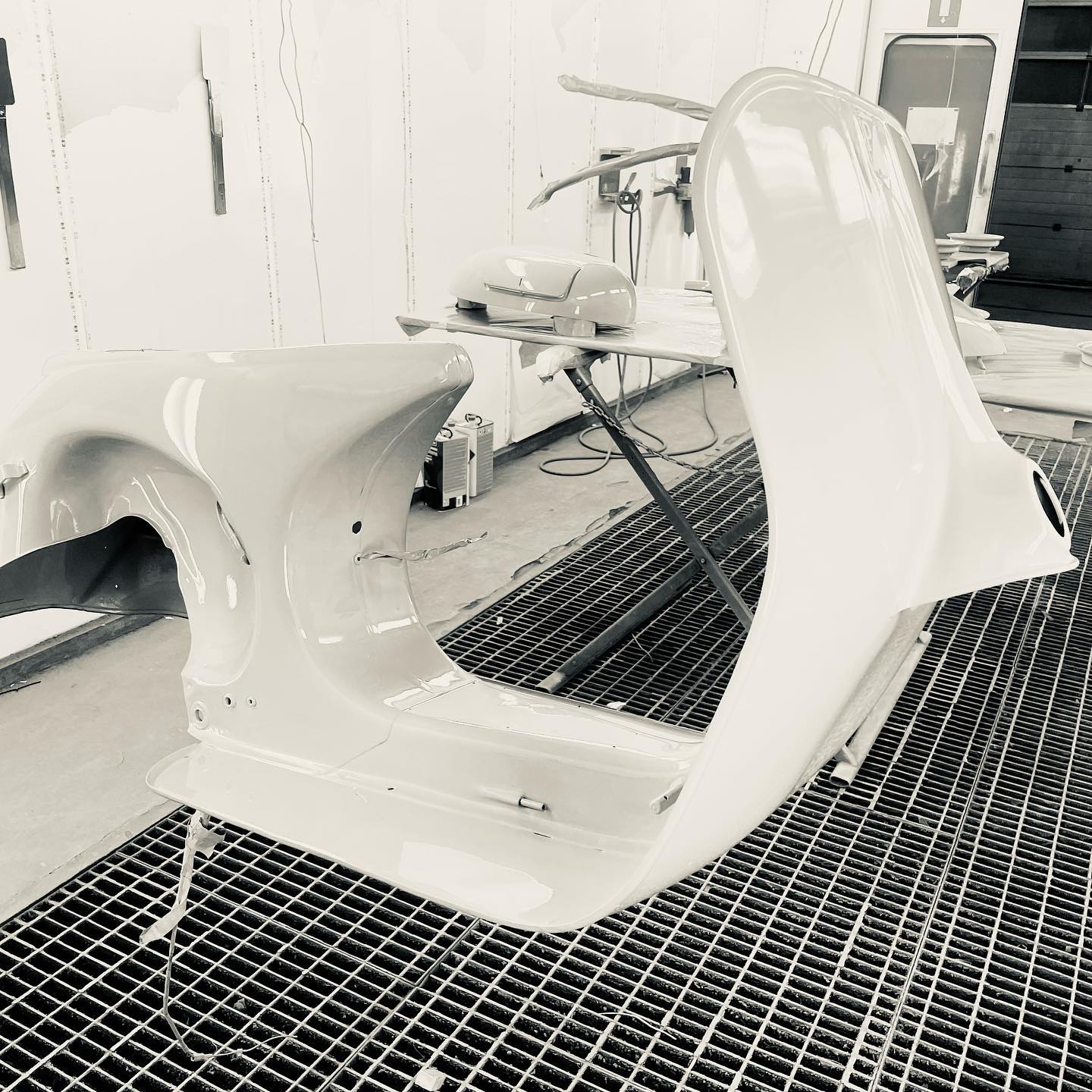 🛵 Bientôt prête pour la Dolce vita
La Carrosserie des Berges bichonne aussi votre deux roues !
#vespa #carrosseriesuisse #bergession #sionmaville #sion #valais #valaisgravedansmoncoeur #arbaz #grimisuat #saviese #veysonnaz #ardon #chamoson #conthey #nendaz #vetroz