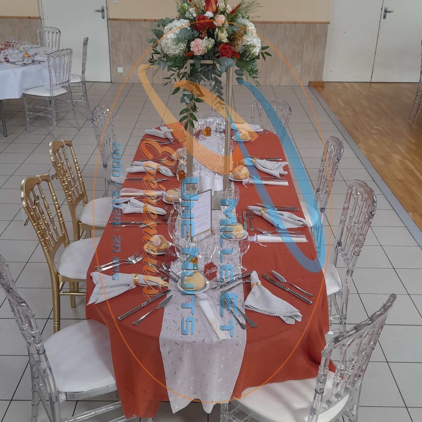 La Chaise Napoléon Cristal : Le choix parfait pour vos réceptions
Mille et une Nuits Evénements vous propose à la location la chaise Napoléon cristal, une pièce incontournable pour sublimer vos événements : mariage, gala, soirée d’entreprise ou séminaire. Alliant élégance et modernité, la chaise Napoléon cristal s’impose comme la référence pour une atmosphère chic et lumineuse.
Pourquoi choisir la chaise Napoléon cristal ?
• Design raffiné : Son aspect transparent apporte une touche sophistiquée et s’adapte à tous les thèmes de décoration.
• Confort optimal : Conçue pour offrir une assise agréable à vos invités tout au long de votre événement.
• Polyvalence : Idéale pour les mariages, galas, soirées d’entreprise et séminaires.
• Ambiance lumineuse : Sa finition cristal magnifie la lumière et met en valeur votre espace de réception.
Nos services
Mille et une Nuits Evénements assure un service complet : livraison, installation et reprise des chaises, pour vous garantir tranquillité et sérénité le jour J. Notre équipe vous accompagne dans la mise en scène de votre événement, afin que chaque détail soit à la hauteur de vos attentes.
Comment réserver ?
1. Contactez-nous pour un devis personnalisé adapté à votre événement. contact@milleetunenuits35.fr
2. Vous pouvez retrouvez nos chaises sur notre site boutique www.locmaterielreception.fr
3. Choisissez le nombre de chaises nécessaires et la date de location.
4. Nous nous occupons de la logistique : livraison, installation et reprise.
Faites de votre événement un moment inoubliable
Pour marquer les esprits et offrir à vos invités une expérience mémorable, optez pour la chaise Napoléon cristal, disponible à la location chez Mille et une Nuits Evénements. N’hésitez pas à nous contacter pour plus d’informations ou pour réserver dès maintenant.
#chaisenapoleoncristal #chaisenapoleon #locationmobilier #mariage #mariage2026 #mariage2027 #bretagne #paysdelaloire #normandie #gala #entreprise #mobilierévénementiel #chaisemariage #followersシ゚