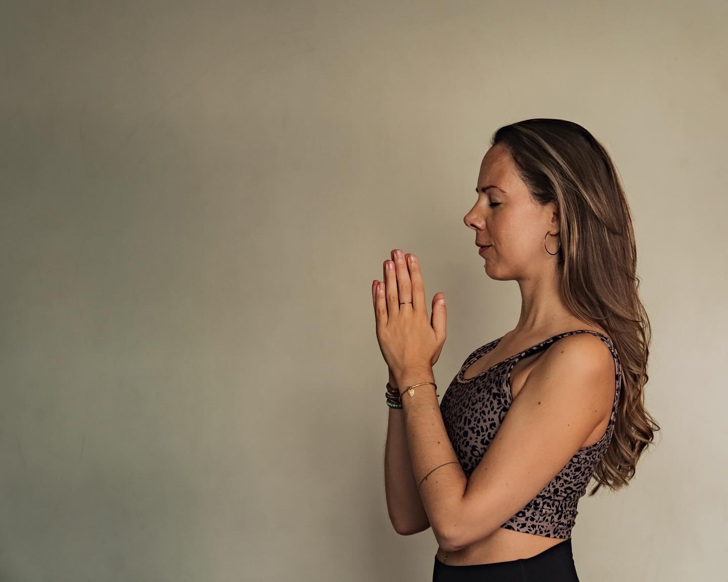 You are miraculous ✨
Wenn wir viel im Aussen sind, haben wir oft das Gefühl, weiter, schneller und höher springen zu müssen, dass wir uns verbiegen oder durch etwas durchbeissen müssen, um dazuzugehören, um anerkannt und einfach «genug» zu sein.
Doch unser inneres Wesen kennt den uns ureigenen Rhythmus, um so vorwärtszukommen, wie wir das gerade brauchen und es für unser Wachstum dienlich ist.
Es ist nicht notwendig, sich ständig zu verausgaben oder Dinge perfekt machen zu wollen, um sich als genug zu empfinden. Stattdessen lohnt es sich, sich wieder mit dem eigenen Rhythmus zu synchronisieren und in den natürlichen Fluss der Zeit zu steigen 🤍
Auf das dem Ende zugehende Jahr hin sich zu erlauben, die Dinge einmal gut sein zu lassen – das wünsche ich allen von ganzem Herzen für diese Tage!🌟
#miraculous #trust #innervoice #slowdown #enough #worth #selfcare #december #endyear