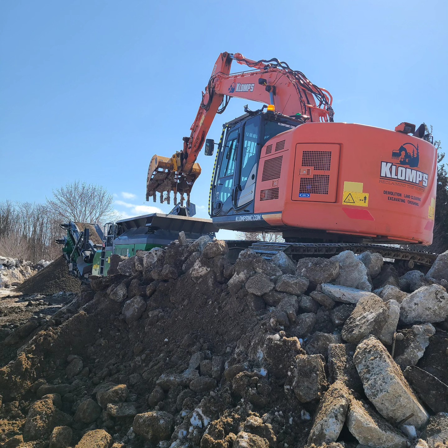 Another nice day to feed the crusher
#Klompsinc #concrete #crushing #concretecrushing #hitachi #demolition #