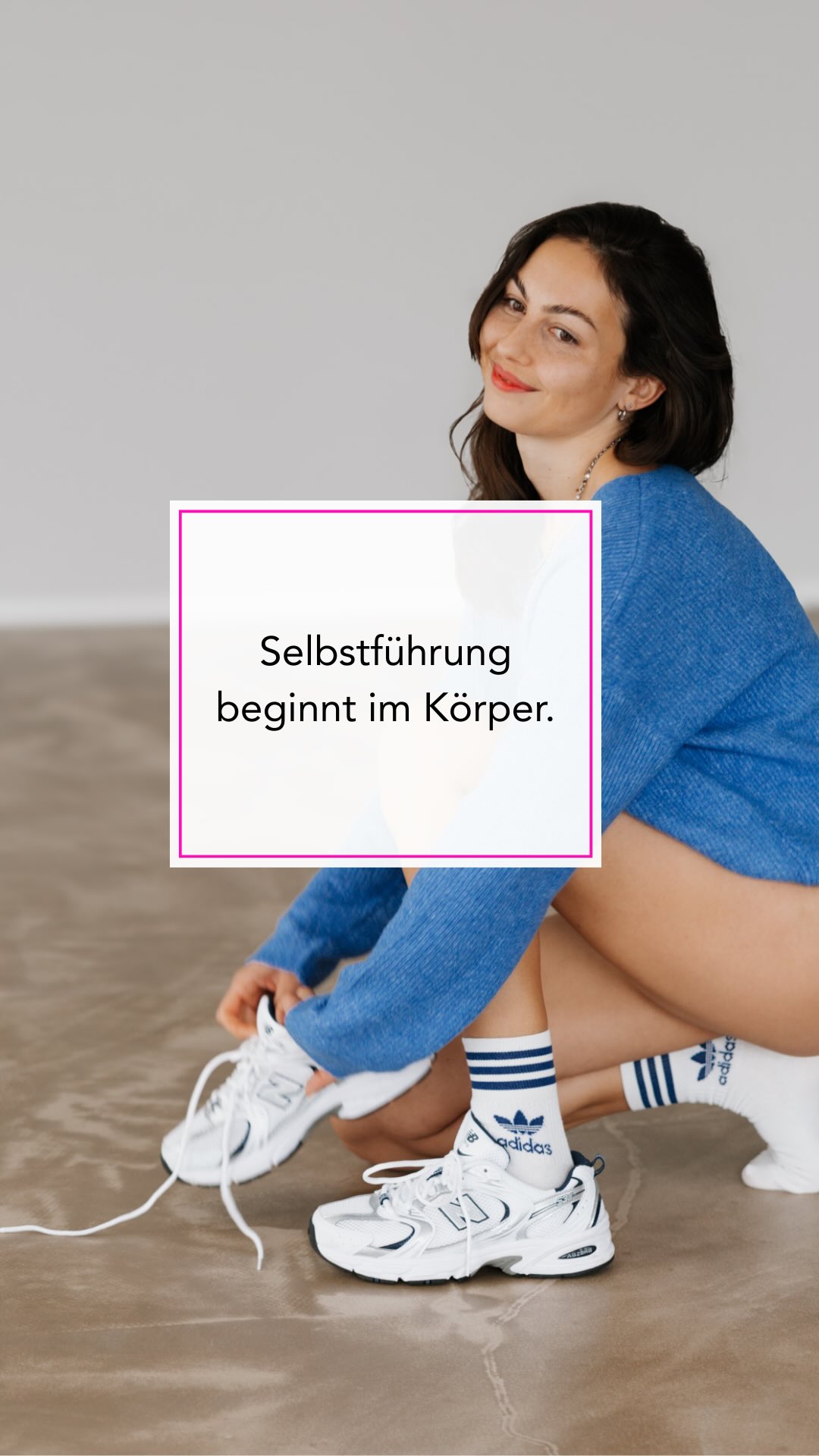 Viele Frauen leben ein „korrektes“ Leben,
aber kein nährendes 🫴🏼🤍.
Sie funktionieren.
Sie tragen Verantwortung
und übergehen sich dabei leise selbst.
Der Körper meldet sich nicht mit einem Knall.
Sondern mit Müdigkeit, Enge, innerer Unruhe, …
mit dem Gefühl:
So richtig genießen kann ich das hier nicht.
Das ist kein Versagen. Es ist Trennung von dir selbst.
Denn Selbstführung beginnt nicht im Kopf.
Sie beginnt im Körper 🫶
dort, wo du wieder spürst,
was dich stärkt –
und was dich auszehrt.
Ein Leben, das dich trägt,
musst du nicht neu erfinden.
Du musst es wieder bewohnen 🌿
Wenn du spürst,
dass dein Leben dich wieder tragen soll,
schreib mir Living from Within ✨