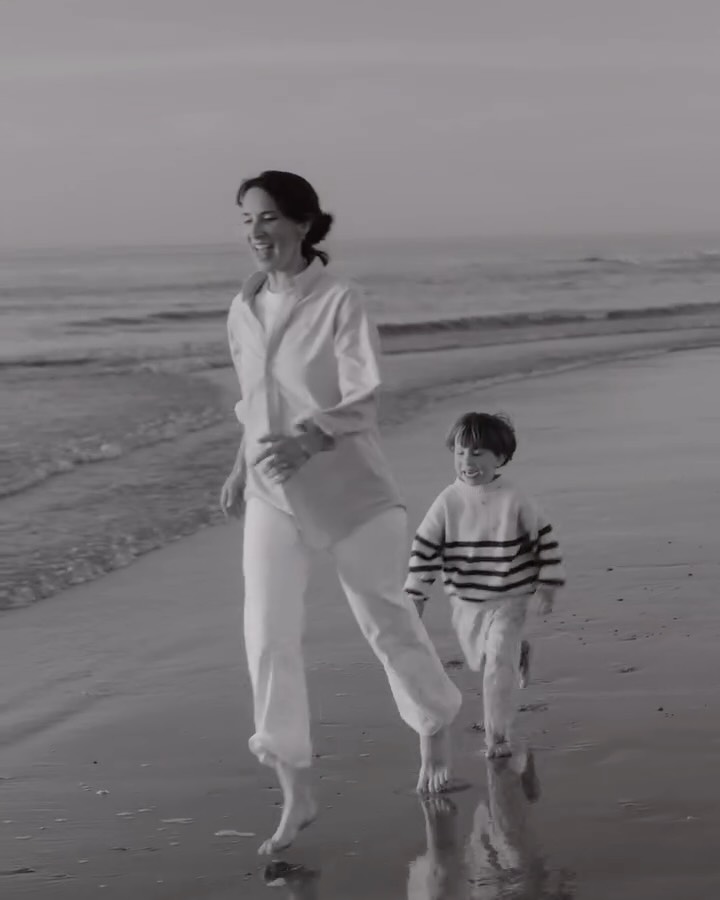 Exklusive Familien-Videografie 🎞️🎥
Es ist wie ein leiser, ehrlicher kleiner Kinofilm über euer echtes Leben.
Mit Zeit, Aufmerksamkeit und einem künstlerischen Blick.
Ich halte kleine Gesten fest, Stimmen, Bewegungen, Nähe.
Momente, die sonst einfach vorbeigehen. 🕞
#exclusivefamily
#familienfilm
#familyfilm
#cinematicfamily
#familyvideos