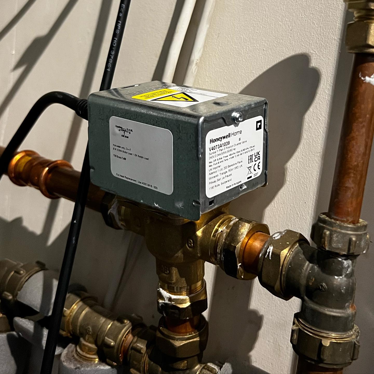 New @honeywell 3 port valve fitted today for a customer who reported a fault where radiators were warming up when only the hot water should be on, costing a lot in extra gas usage. #plumber #heatingengineer #westsussex #angmering @stembridgelimited @honeywell @williamsco_littlehampton