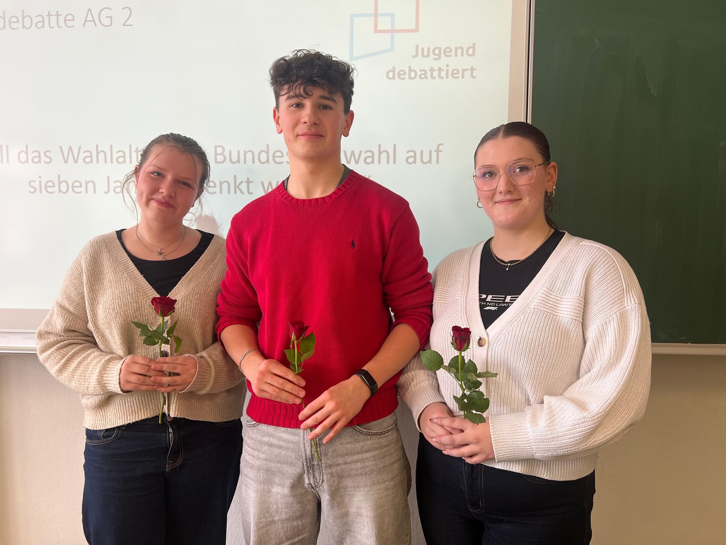 „Wir sind nicht auf diese Welt gekommen, damit wir es gemütlich haben.“ – Herbert Wehner
Ganz in diesem Sinne stand der schulinterne Wettbewerb von Jugend debattiert am 29.01.2026 am Christoph-Graupner-Gymnasium Kirchberg: Haltung zeigen, Argumente prüfen, Gegenpositionen aushalten.
Bewertet wurden Sachkenntnis, Ausdruck, Gesprächsfähigkeit und Überzeugungskraft – denn Debattieren heißt, Verantwortung zu übernehmen.
Diskutiert wurde u.a.:
🔹 Sollen Schülerinnen und Schüler ihre Schule selbst putzen?
🔹 Soll das Wahlalter zur Bundestagswahl auf sieben Jahre gesenkt werden?
Stark vertreten haben uns in Klasse 8: Fabienne Kobelt, Karlsson Fischer, Jeska Wichert & Lilly Naumann.
In Klasse 11 überzeugten Annabell Glaubitz, Toni Kirchhof, Lilli-Marie Meyer & Felix Linke.
Am 12.03. geht es weiter zum Regionalwettbewerb – wir wünschen treffende Worte und starke Argumente!
#JugendDebattiert #CGGKirchberg #Debattierwettbewerb #DemokratieLernen #Mitreden