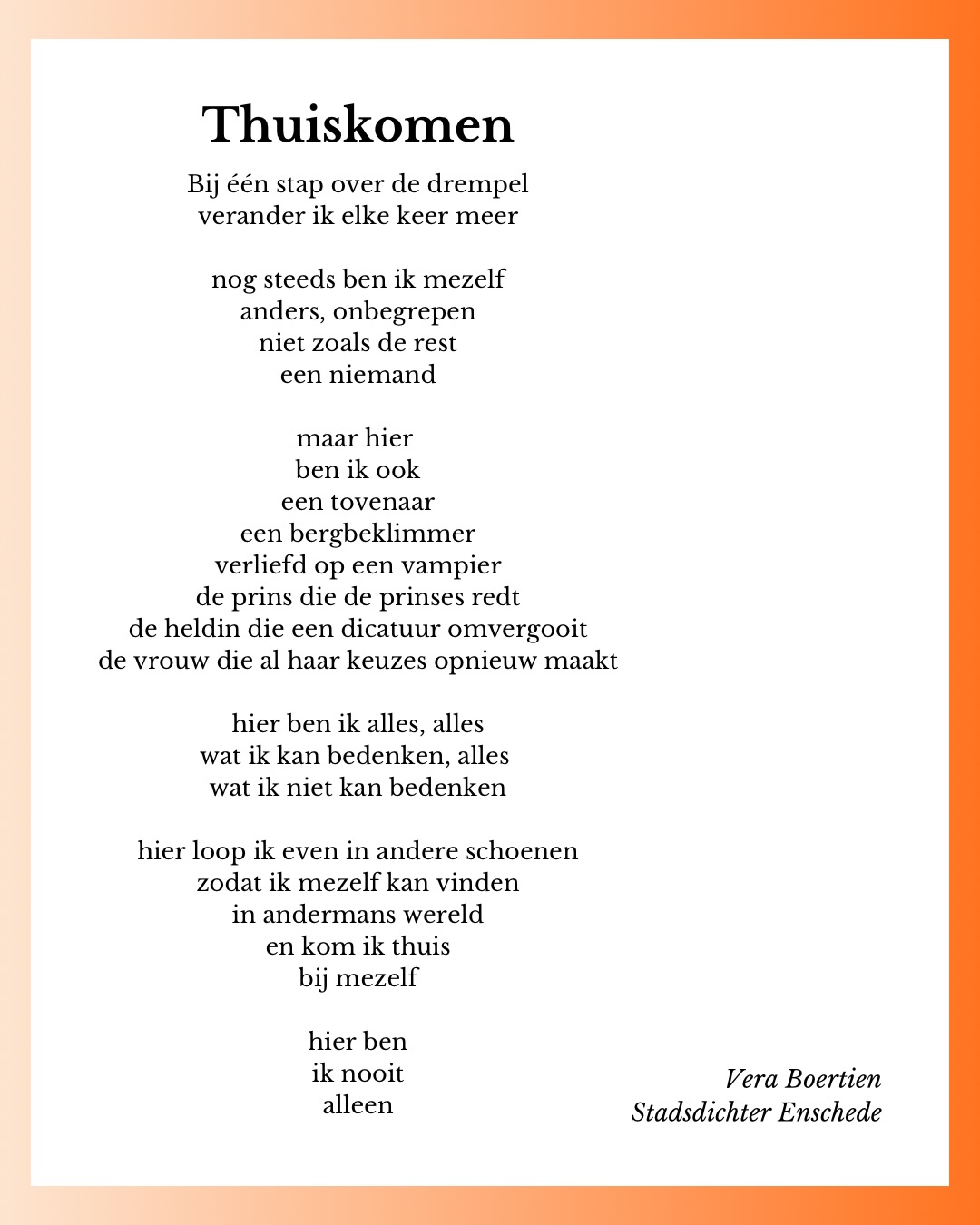 Mijn gedicht voor de @poezieweek, over de metamorfose die je ondergaat wanneer je de bieb binnenstapt. 🧡
In opdracht van @biebenschedehaaksbergen maar 100% kloppend voor mij.
En toen mocht ik ‘m ook nog voordragen bij de opening van de schoolbieb van @cbsannavanburen dus heb ik ‘m iets herschreven voor basisschoolleerlingen (zie slide 2). 😉💩
📚📚📚
Bij één stap over de drempel
verander ik elke keer meer
nog steeds ben ik mezelf
anders, onbegrepen
niet zoals de rest
een niemand
maar hier
ben ik ook
een tovenaar
een bergbeklimmer
verliefd op een vampier
de prins die de prinses redt
de heldin die een dicatuur omvergooit
de vrouw die al haar keuzes opnieuw maakt
hier ben ik alles, alles
wat ik kan bedenken, alles
wat ik niet kan bedenken
hier loop ik even in andere schoenen
zodat ik mezelf kan vinden
in andermans wereld
en kom ik thuis
bij mezelf
hier ben
ik nooit
alleen
#poezieweek #stadsdichter #gedicht #bibliotheek
