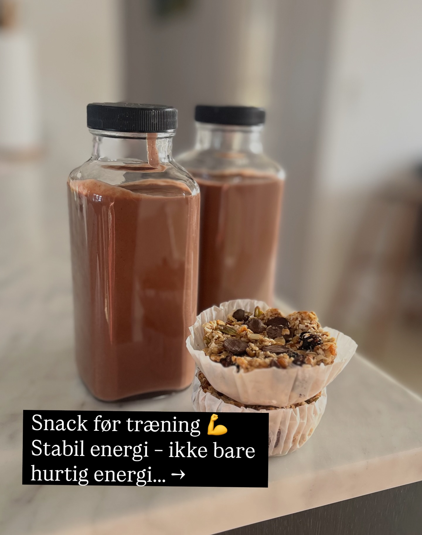 Eftermiddagssnack til mine drenge, før deres svømmetræning:
Når kroppen skal præstere, har den brug for mere end hurtige kulhydrater.
Ved at kombinere kulhydrat med fibre, protein og fedt understøtter vi et mere stabilt blodsukker – og dermed en mere jævn energifrigivelse under træning.
På celleniveau handler det om at give mitokondrierne de rette betingelser for energiproduktion. Når kroppen ikke presses ud i store blodsukkerudsving, kan energien bruges mere effektivt – og det gavner både præstation og den efterfølgende restitution.
Kakaosmoothie (ca. 2 glas):
• 1 banan
• 1/2 dl kogte kikærter
• 2 spsk hasselnødder eller nøddesmør
• 1–2 dl mælk eller plantedrik
• 1 spsk kakao
• 1 spsk mandelsmør (eller peanutbutter)
• evt. lidt vanilje eller kanel
Blend – og server sammen med fx en hjemmelavet müslibar.
Funktionel ernæring i hverdagen – også når det skal være børnevenligt 🍫🌿