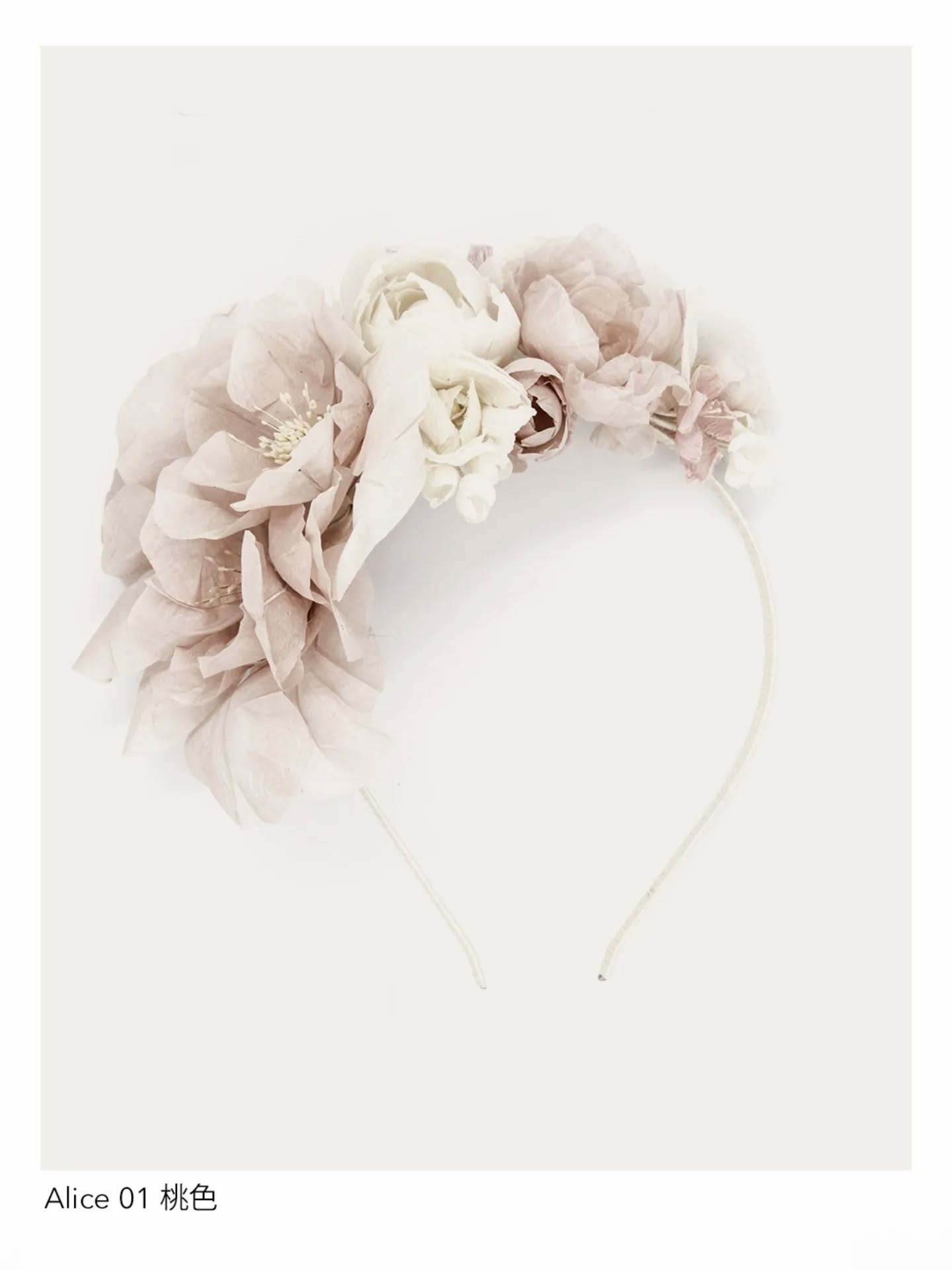 Objeto portable vs objeto utilitario.
Para mí, un objeto utilitario se usa y responde a una necesidad.
Un objeto portable se lleva, se siente y se convierte en parte de ti. Responde a un sentimiento, a una emoción.
No se explica desde la función, sino desde lo que provoca. El gesto de llevarlo, el vínculo que se crea y lo que te hace sentir.Cada flor textil nace del tiempo, de la mano y de la aceptación de la imperfección.
Algunos objetos se crean para resolver necesidades
Otros nacen para acompañar, para salvaguardar y para aportar belleza.
¿Y tú qué opinas? ¿Compartes esta visión o discrepas? Cuéntame cómo lo sientes.
#luxurycraftsmanship #guardianasdehistorias #floresartesanales #artesaniacontemporanea