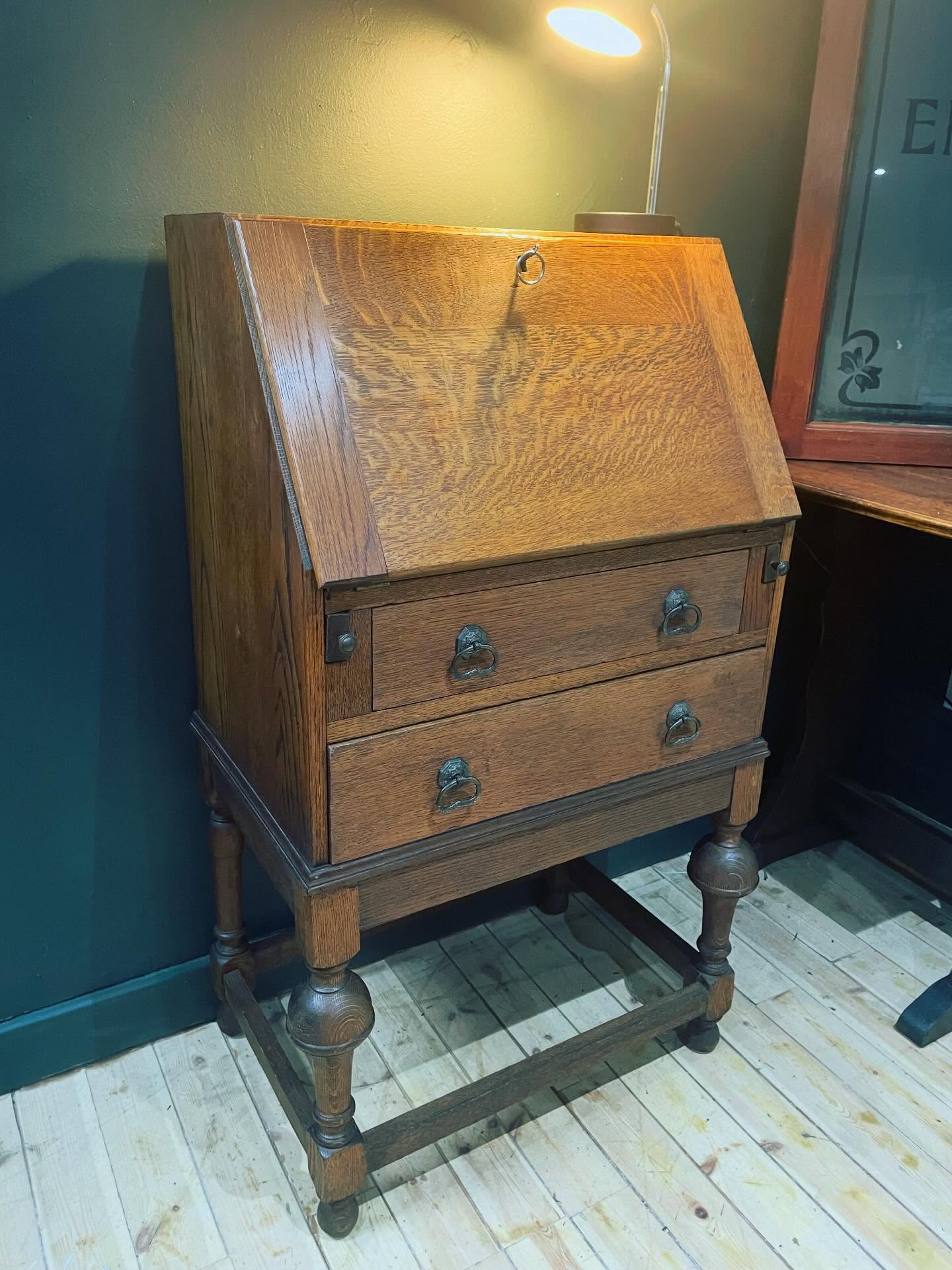 -SOLD-
A neat little writing bureau in beautiful oak, how charming! Pigeon holes inside the drop-down lockable desk top, and 2 drawers. It also has some great shaping on the legs and lovely metal handles.
It measures W58cm D39cm (71cm opened) H105cm, small enough for a hallway but would also work well in a study or in an alcove of a larger room £110
Have a great Monday š
#bureau #oakbureau #writingdesk #antiquefurniture #restoredfurniture