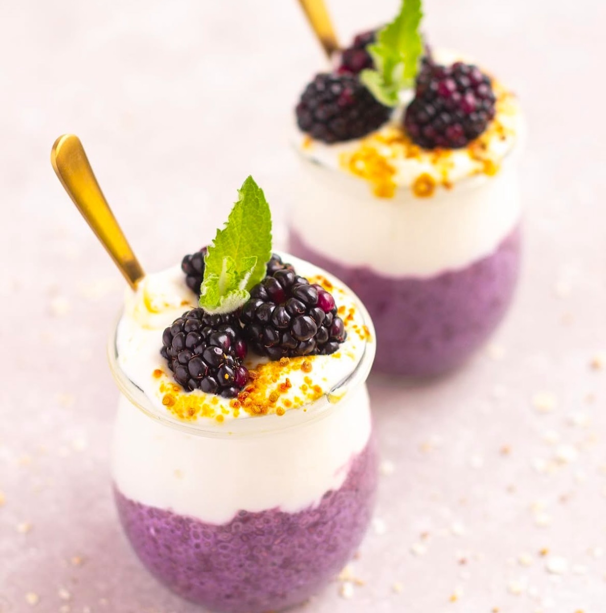Pudim de chia com iogurte e suco de uva integral.