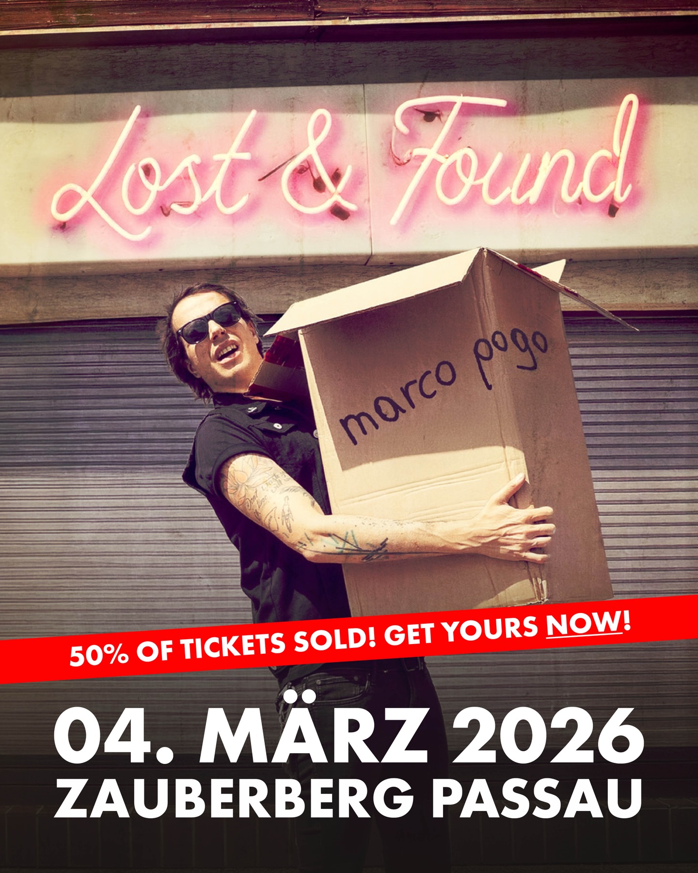 @marco.pogo • Kabarett 🎤 Mittwoch, 04. März ab 19 Uhr • Einlass ab 16 Jahren
„Das Leben ist wie eine Schachtel Pralinen“, sagte einst Forrest Gump.
„Das Leben ist wie eine Schachtel - keine Pralinen - einfach eine deppate Schachtel. Was du reintust, liegt an dir“, sagt Marco Pogo.
Lost & Found - das neue Programm von Marco Pogo
Jetzt Tickets sichern! 🎫
—-
19:00 Uhr • Einlass
20:00 Uhr • Marco Pogo live
Abendkasse 30€, sofern nicht vorab ausverkauft
Ticketreservierung an der Abendkasse ausgeschlossen.
Jetzt vergünstigte Tickets im Vorverkauf sichern!
Einlass ab 16 Jahren ohne Begleitung möglich.
Einlass ab 6 Jahren in Begleitung eines Elternteils.
Sogenannte „Mutti-Zettel“ werden nicht akzeptiert.
Gültigen, amtlichen Lichtbildausweis mitbringen! (Personalausweis, Reisepass oder Führerschein)
Ein Foto des Ausweises ist nicht ausreichend.