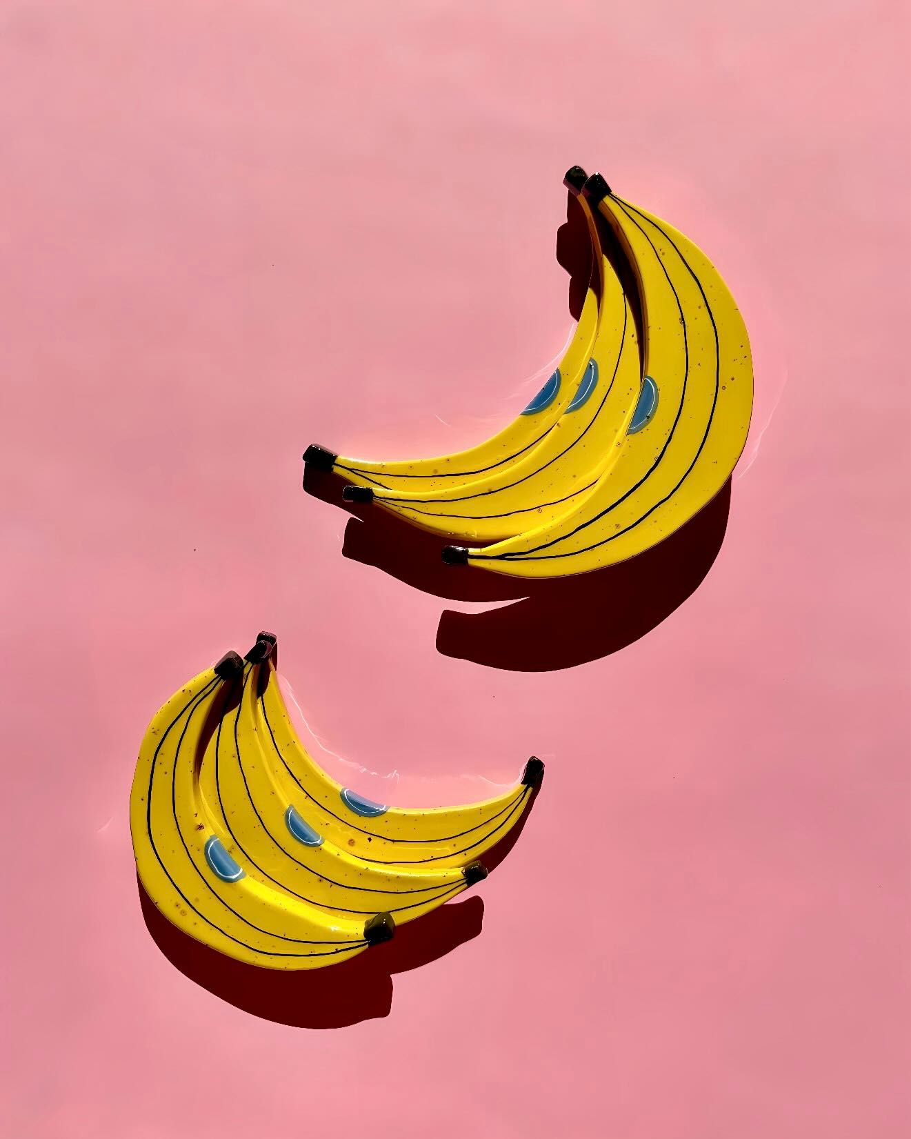 Hiii, ihr Schnuckis!
It's been a while .. aber jetzt geht's endlich wieder rund und ich bin zurück im Alltag gelandet.
Und endlich kommt das erste Shop Update in diesem Jahr! 🥁 Am Sonntag, den 08.02.2026 ab 10 Uhr ist es soweit; Shopi-Shopi wie immer auf studiotadaa.com.
Und es kamen soo viele Nachfragen zu den Wandbananis - hier sind ein paar für euch. 🧡 Und wer findet das kleine 🍌-Milchkännchen auch so cute? 🥹
Die gesamte Shop-Auswahl seht ihr wieder kurz vor dem Drop.
HEGDL und freue mich!
Happy Wochenstart!
#ceramicartist #keramikliebe #töpferhandwerk #handbuiltceramics