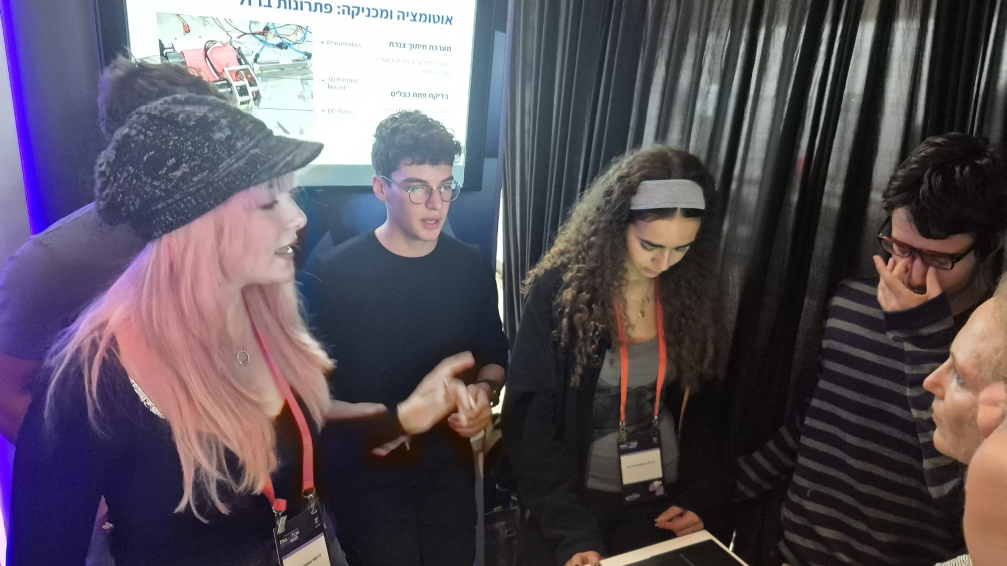 תלמידי הנדסת מערכות/ מכטרוניקה מציגים בכנס 'חדשנות בחינוך' את המודל של "המשותף": תלמידים הפותרים בעיות אמת בתעשייה בעזרת AI CoPilot. מתהליך אפיון מלא ועד לייצור מערכות עובדות בשטח – אלו המהנדסים של המחר. למידה מעשית, בגרות ואחריות מול לקוח אמיתי - מפעל 'פלסאון'.
אלדד פורת