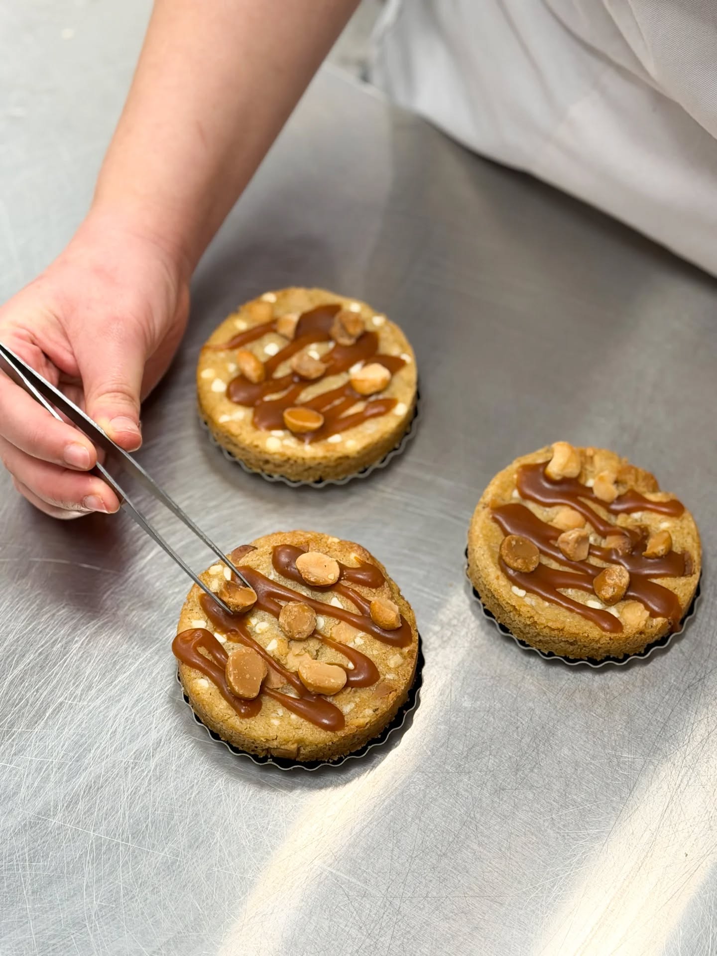 Nouveau cookie !
L'avez vous testé ? Chocolat blanc, caramel beurre salé, noix de macadamia 💕
Pour reconforter du temps maussade, disponible a la boutique Jonathan Le Patissier
#cookie #yummy #nut #nice06 #GourmandiseAutomnale
Photo @k_rolight_food