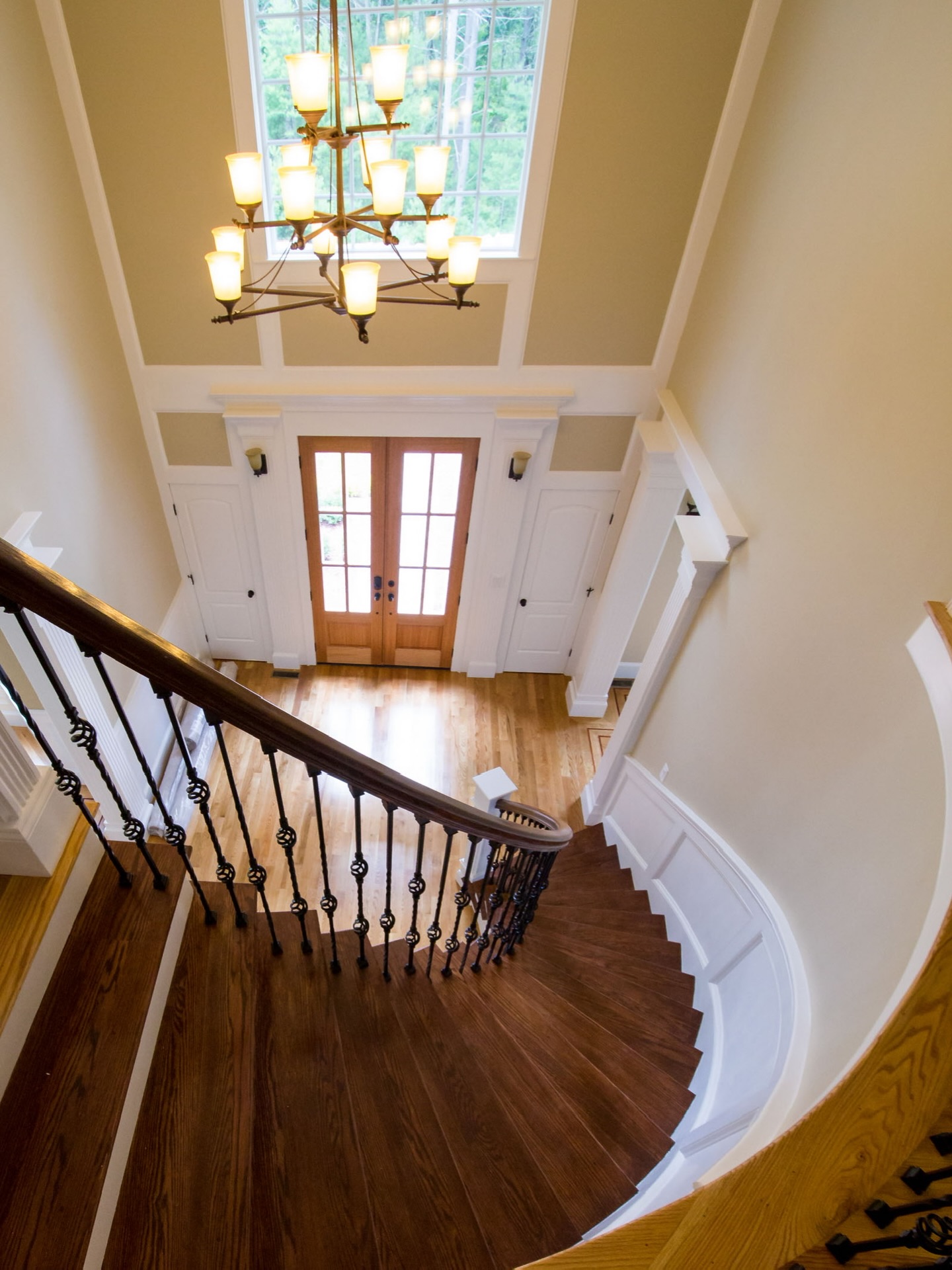A gentle curve, a slow ascent, and a first impression that lingers. This entry staircase isn’t just a path upward—it’s a moment of quiet romance, where light, form, and craftsmanship come together to welcome you home.
#curvedstaircase #timelessdesign #architecturalromance #customhomes #echelonbuilders