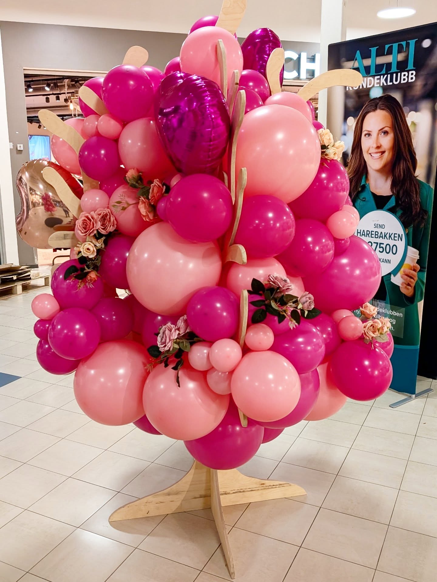 🌸✨ En magisk ballondekorasjon for en spesiell anledning! ✨🌸
Denne unike og profesjonelle dekorasjonen ble laget spesielt for Morsdagen og Valentinsdagen 💕
Vi har designet og bygget våre egne håndlagde trerammer, slik at vi kan skape noe helt spesielt – en magisk verden av farger, kjærlighet og kreativitet 🎈🌿
Dekorasjonen vår er unik, vakker og laget med hjertet – perfekt til et senter som ønsker å gi kundene en uforglemmelig opplevelse 💖
Vil du at ditt kjøpesenter eller arrangement skal skinne like vakkert?
👉 Kontakt oss i dag for å bestille din egen spesialdesignede ballondekorasjon!
#ballondekorasjon #valentinsdag #morsdag #eventdekorasjon #unikdesign håndlaget kjærlighetidetajene profesjoneldekorasjon norskdesign ballonkunst