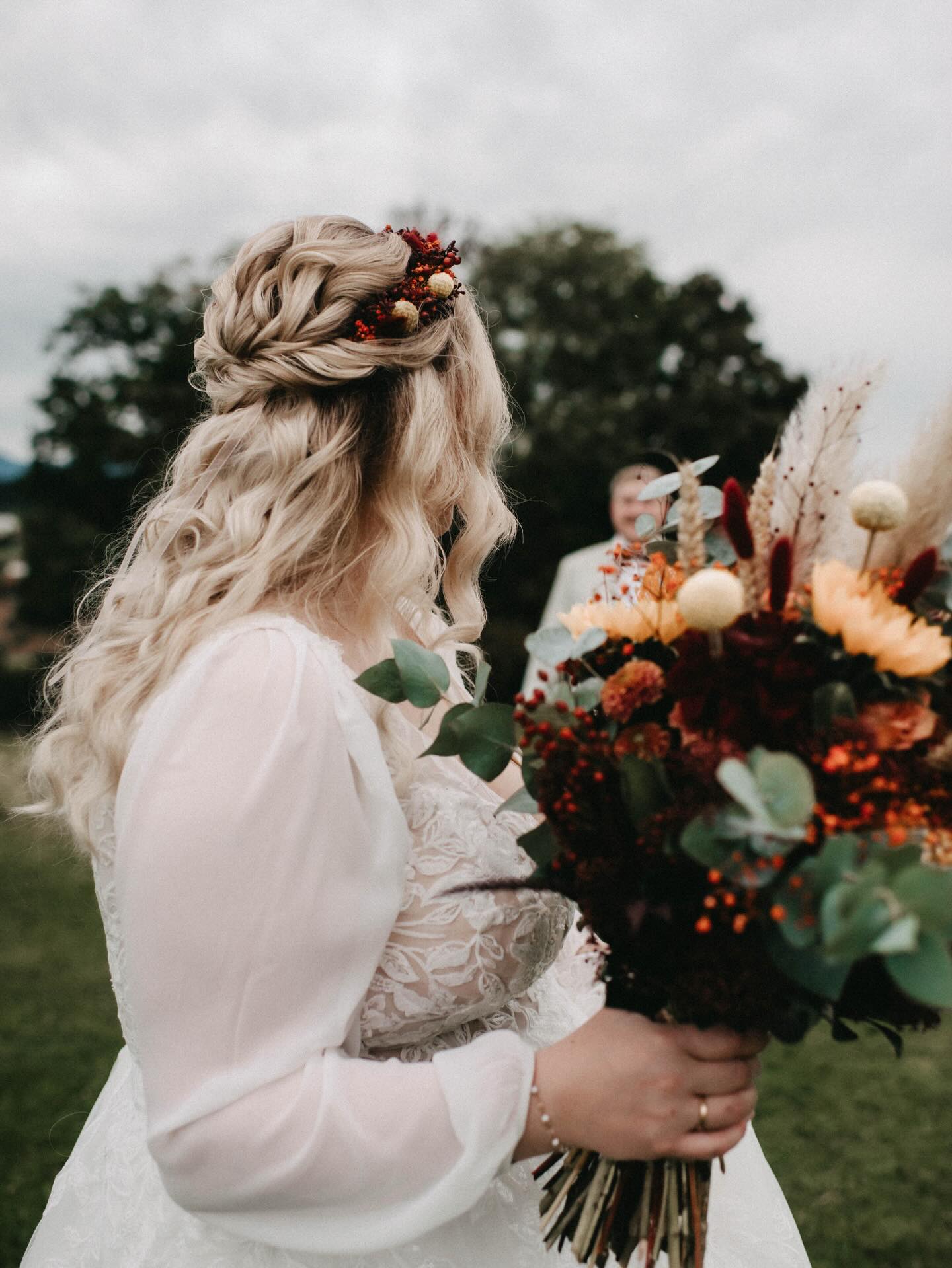Ein Traum im Herbst 🍂✨
Wunderschöne Real-Bride-Momente, die einfach verzaubern 🍁
Eine traumhaft verspielte halboffene Frisur, kombiniert mit einem typgerechten Make-up, das die natürliche Schönheit der Braut perfekt unterstreicht 🤎
Die liebevoll ausgewählten Accessoires erzählen ihre ganz eigene Geschichte: ein Blumenkranz im Haar, der herbstliche Blumenstrauß und dieses wunderschöne Brautkleid, das sich perfekt in die warme Herbststimmung einfügt. Warme Töne, weiches Licht und diese ganz besondere Ruhe, die Herbsthochzeiten so einzigartig macht 🍁
#realbride #herbsthochzeit #bridalinspo #brautstyling #halboffenefrisur bridalmakeup autumnwedding romanticbride bridallook weddingvibes herbstliebe brautmoment 🍂🤍