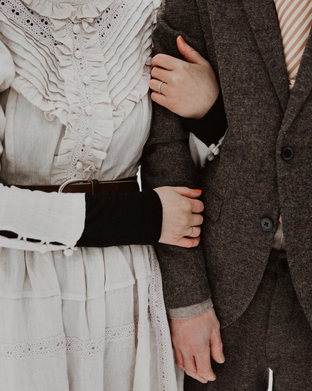 Ett mysigt vinterbröllop i sin allra finaste form! Häromveckan gifte sig Isabelle och Patrik på en av mina favoritplatser för bröllop (som ju funkar året runt faktiskt!) - Jamtli 🥰
Perfekt miljö för deras intima och familjära bröllop med fotografering bland de gamla husen (som ju passade perfekt med deras otroligt fina klädsel) och sen vigsel i det mysiga kapellet. När snön började falla mitt i fotograferingen blev det ju bara pricken över i:et 😍