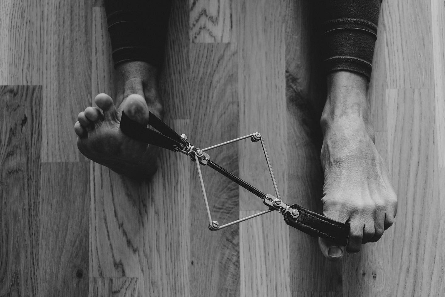 Point. Flex. Act. React. Open. Close. Expand. Contract. Coil. Recoil. #concentric #eccentric #plantarflexion #dorsiflexion #healthyfeet #strongfeet #grounded #gravity #balance #connected #barefoot #naturalmovement #fallprevention #stability #mobility #joestoegizmo #toecorrector #toecorrectorpilates #foothealth #pilates #pilateslineage #pilatesandmovement #pilatesandmovementsunshinecoast #pilatessunshinecoast #sunshinecoastpilates #healthandfitnesssunshinecoast #sunshinecoasthealthandfitness #sunshinecoasthealthandwellbeing