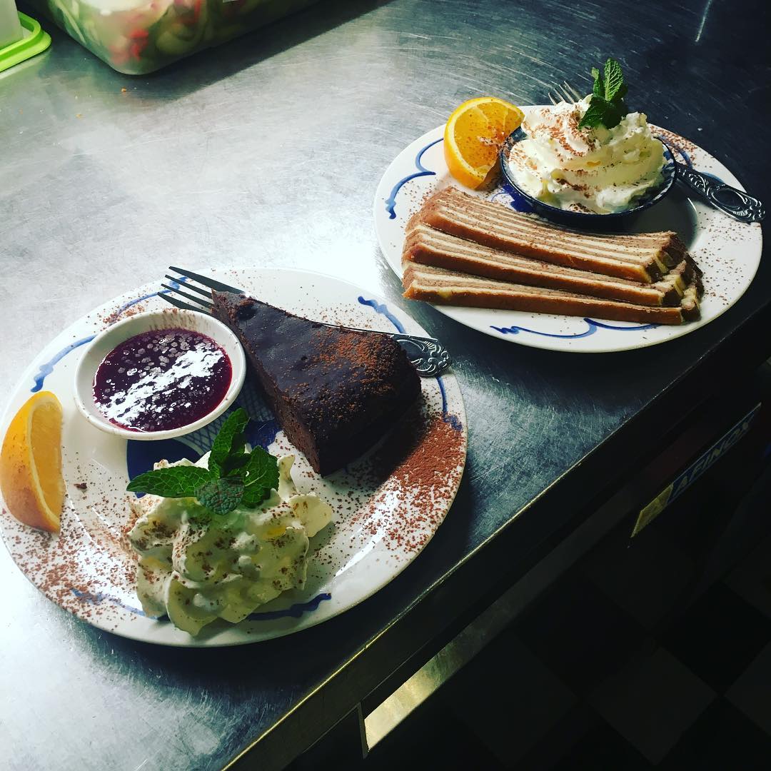 Wie wil dit nou niet!? Kom lekker smikkelen bij Kadijk. Links onze chocoladetaart met pittige frambozensaus, en rechts de welbekende spekkoek met een beetje slagroom🥮🍦🍰🍊