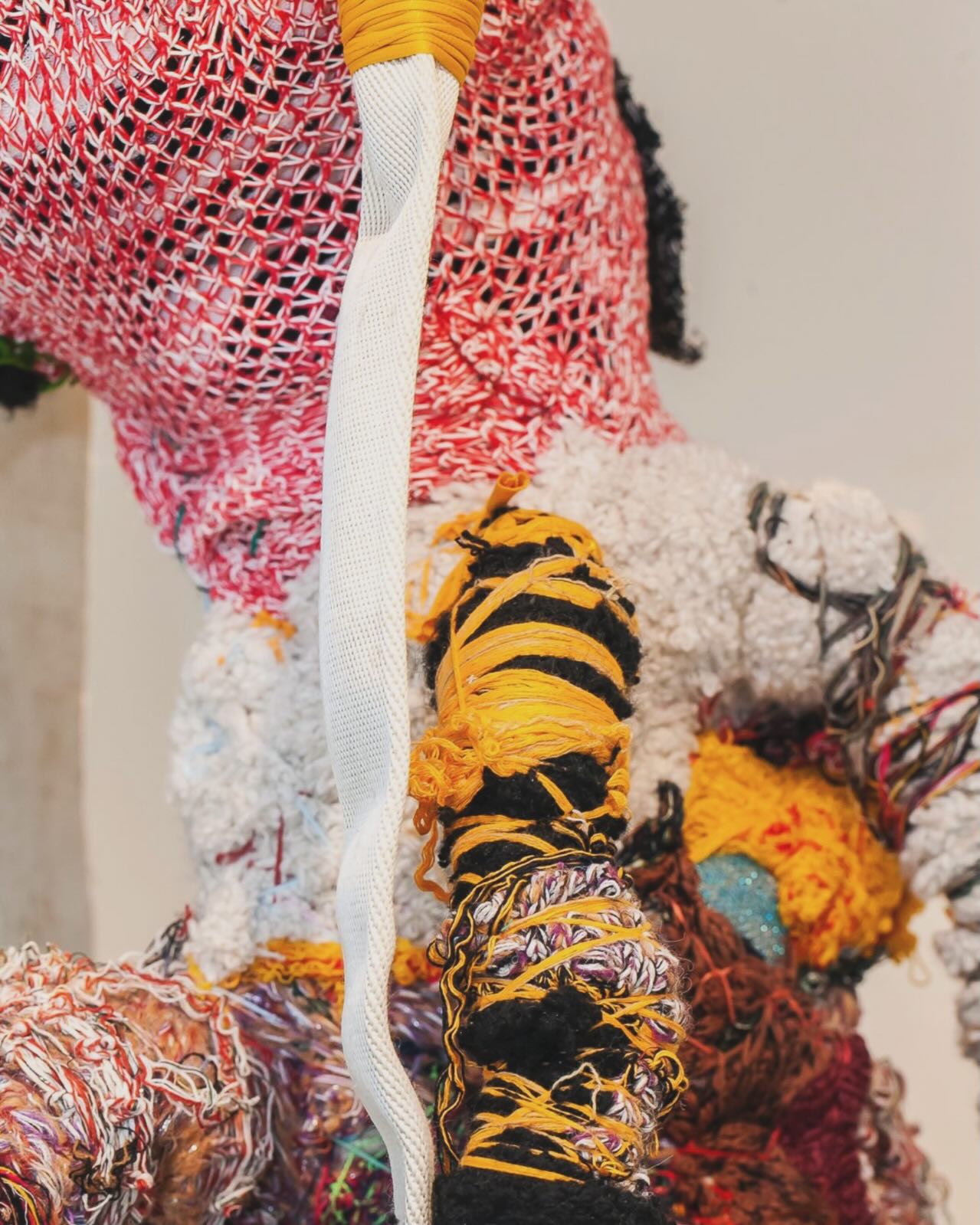 Acompanhamos com alegria a trajetória de Anna Guerra, artista que participou de Casa Tato e da Clínica para Artistas (online e presencial). Sua representação pela galeria integra o início do programa de artistas representados, em setembro de 2024. Agora, a artista inaugura sua exposição individual como parte da premiação do 50º Salão de Arte de Ribeirão Preto.
Sustento-Insisto apresenta um panorama de sua produção recente, propondo uma reflexão sobre o fazer manual como gesto de resistência e a matéria como extensão da experiência humana.
De 06/02 a 30/04/2026
Abertura: sexta, 06/02, a partir das 19h30
Exposição Sustento-Insisto
Anna Guerra
MARP – Museu de Arte de Ribeirão Preto