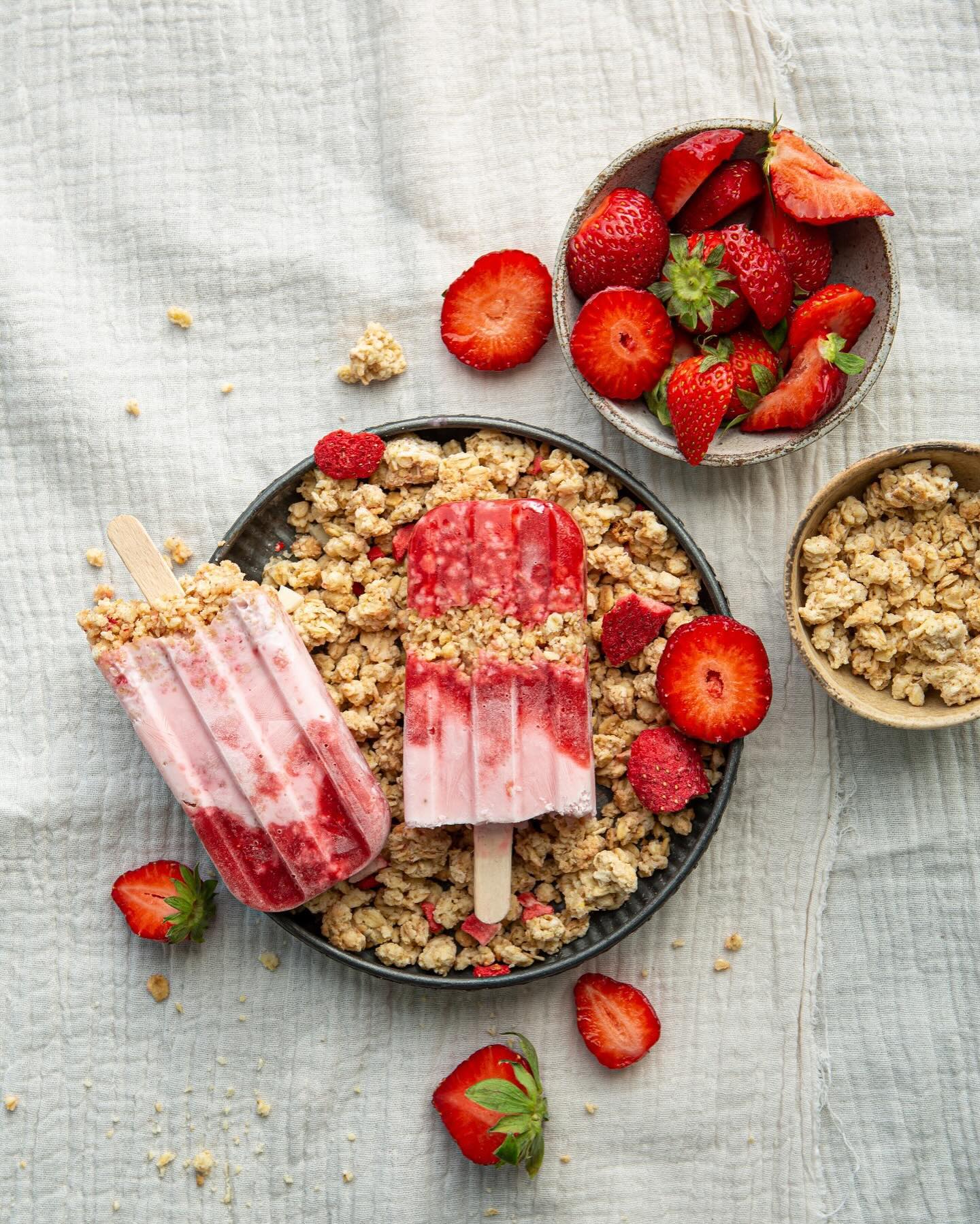 Have you ever thought of using müsli to make ice cream? 🧐😍
What will you need?
• 250g of Emco crunchy müsli
• 3 tablespoons of chicory syrup or honey
• 400 g of strawberries
• 250g of Greek yogurt
• 1 spoon of sugar
Mix the müsli with the chicory syrup or honey. Mix the strawberries with sugar. Add half of the strawberry puree to the yogurt and mix well, keep the second half. Prepare molds for ice creams and layer müsli, strawberry puree and Greek yogurt. Then just let it freeze.
Enjoy a perfect summer snack ☀️🍦
#emco#emcoglobal#summer#snack#icecream#snack#healthysnack#musli#granola#evenhealthythingscanbedelucious