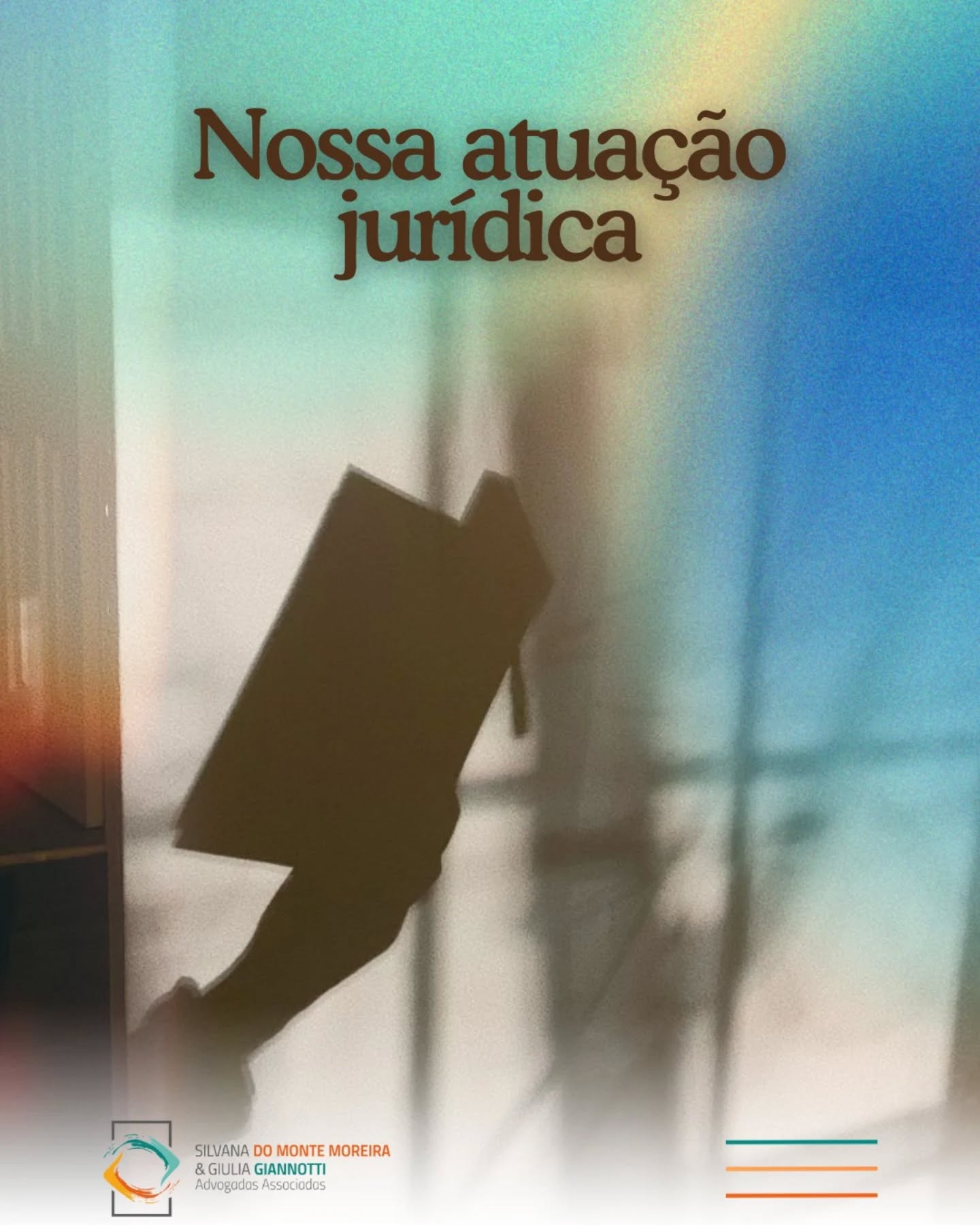 Atuamos com a convicção de que a advocacia exige técnica, ética e sensibilidade. Cada atendimento é realizado de forma personalizada, com escuta qualificada e profundo respeito às histórias que nos são confiadas, buscando soluções jurídicas responsáveis, eficazes e humanizadas, sempre com atenção aos detalhes e excelência técnica.
Nossa atuação é voltada especialmente ao Direito das Famílias e à Infância e Juventude Protetiva, com trabalho em divórcios, guarda, alimentos, filiação, multiparentalidade, adoção e medidas de proteção integral. Também atuamos nas áreas Cível e Condominial, na prevenção e solução de conflitos, bem como em interdições, curatelas e tomada de decisão apoiada, priorizando a dignidade, a autonomia e a segurança jurídica.
Adotamos a Advocacia Colaborativa como método de resolução consensual de conflitos, com atuação interdisciplinar, privilegiando o diálogo, a corresponsabilidade e a construção de soluções duráveis. Mantemos compromisso permanente com a atualização profissional e com uma prática jurídica contemporânea, ética e verdadeiramente humana.