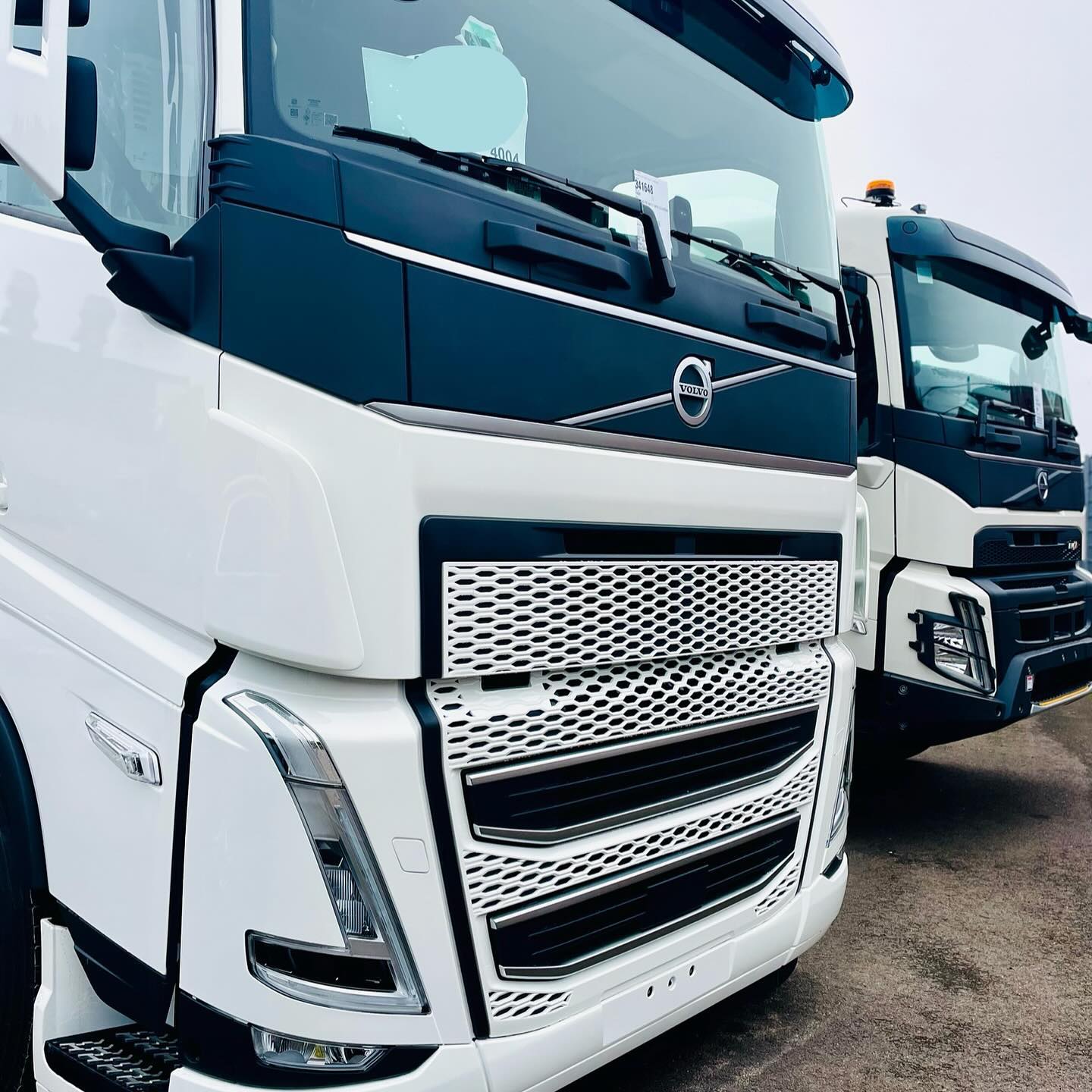 Hej alla lastbilälskare!
Hoppas ni har en fantastisk vecka fylld med spännande äventyr på vägarna. Kör försiktigt och njut av den kraft och skönhet som lastbilarna erbjuder.
Ha en härlig vecka! 🚛💨
#hovgårdensytskydd #hovgårdenslack #lastbil #lastbilar #lastbillackering #lastbillack #goteborg #hisingen